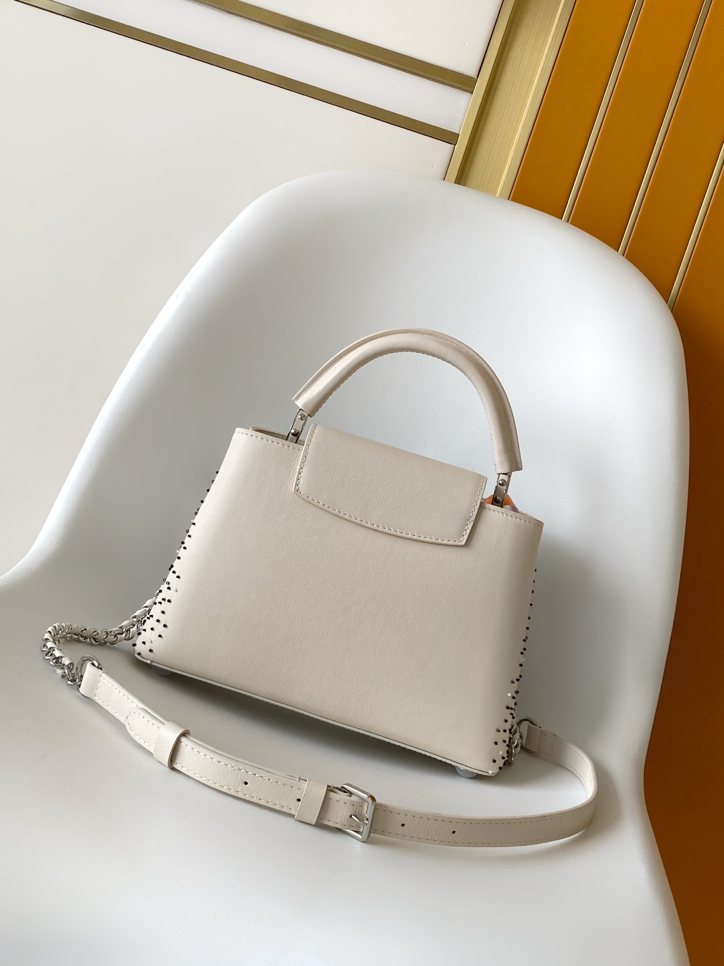 Louis Vuitton M12977 黑色 米白 动态163 本款限量版 Capucines 迷你手袋取材牛皮革