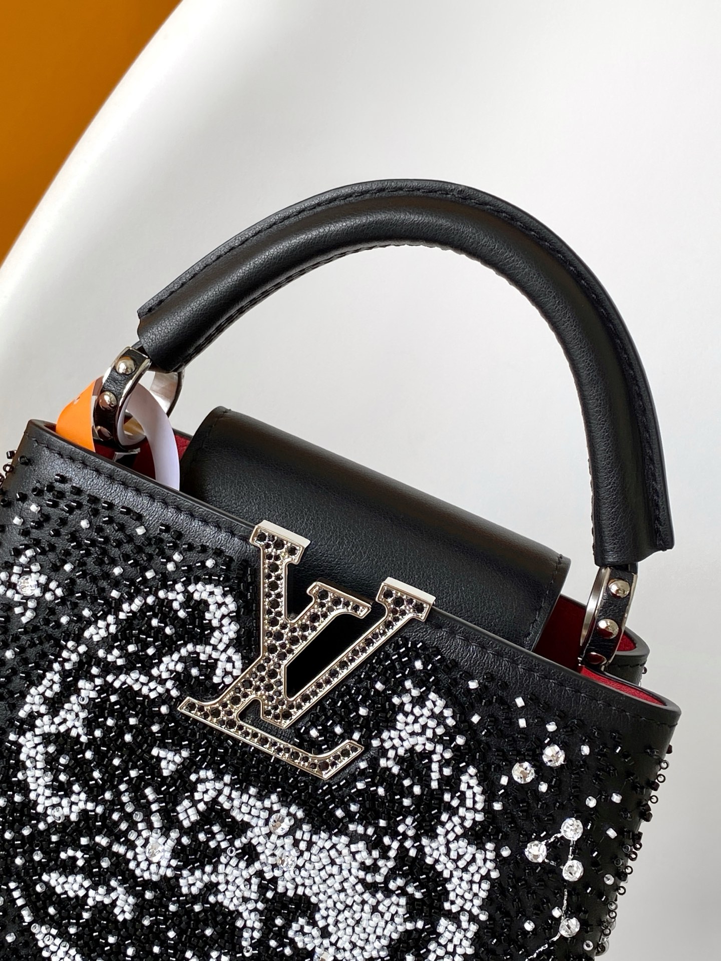 Louis Vuitton M12977 黑色 米白 动态163 本款限量版 Capucines 迷你手袋取材牛皮革