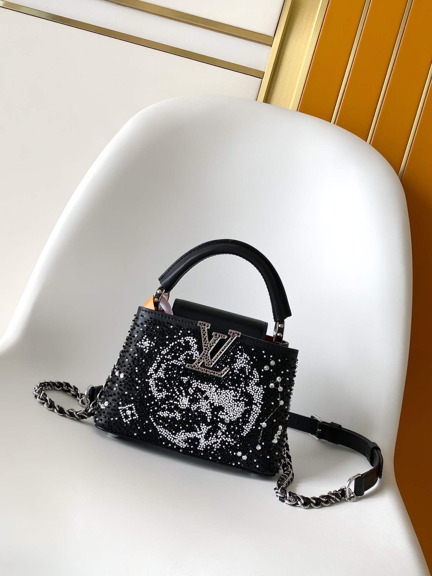 Louis Vuitton M12977 黑色 米白 动态163 本款限量版 Capucines 迷你手袋取材牛皮革