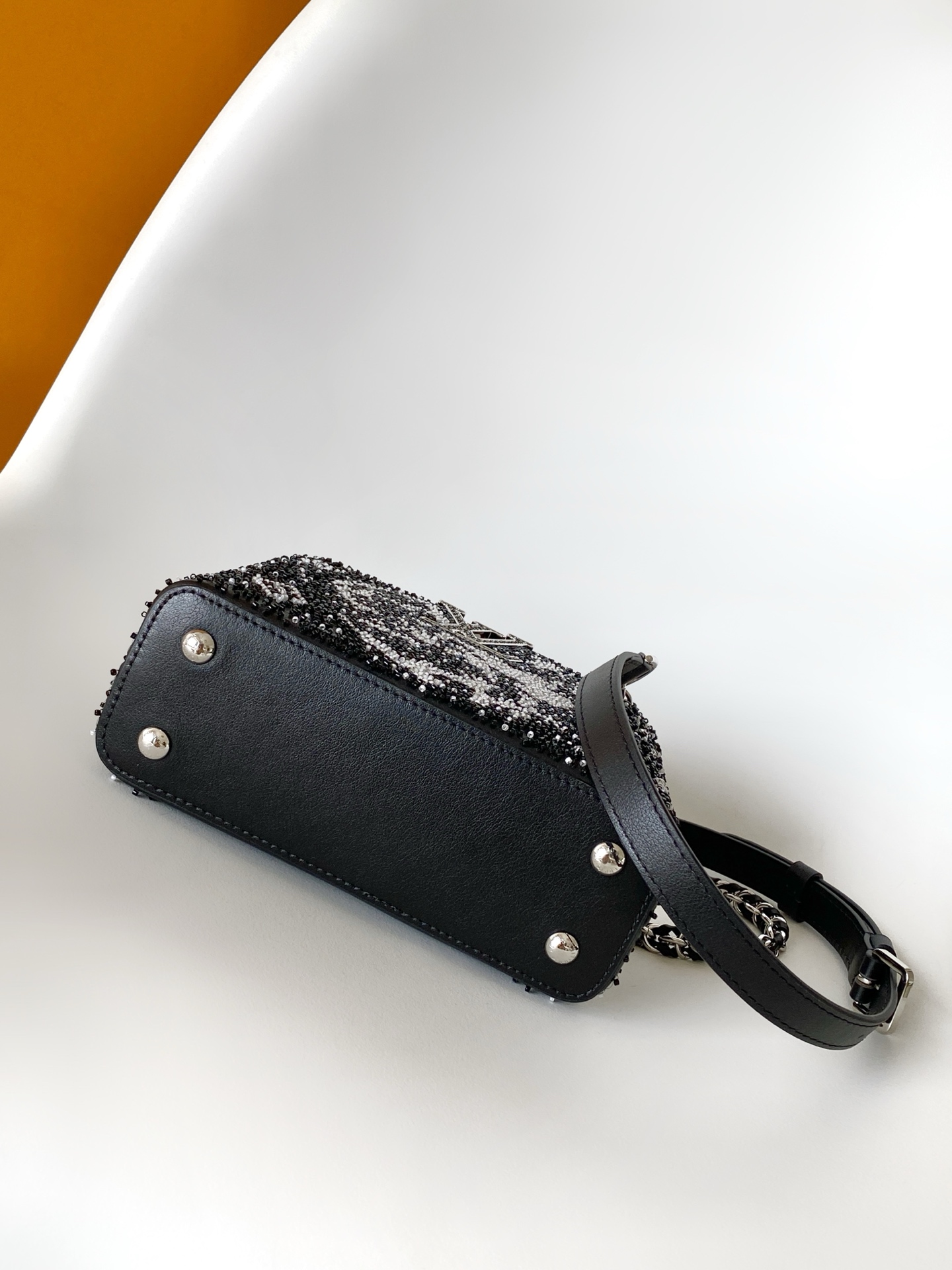 Louis Vuitton M12977 黑色 米白 动态163 本款限量版 Capucines 迷你手袋取材牛皮革