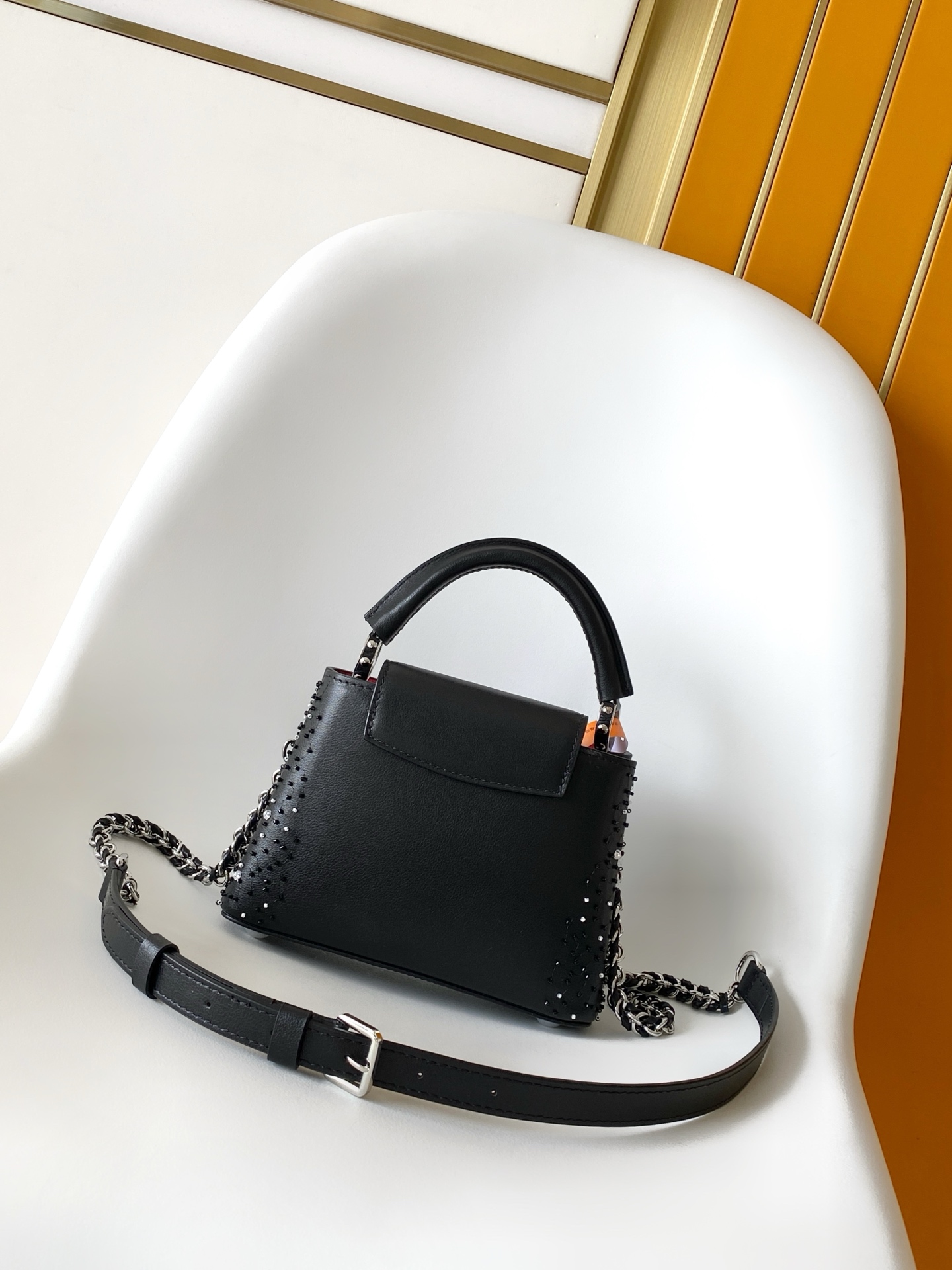 Louis Vuitton M12977 黑色 米白 动态163 本款限量版 Capucines 迷你手袋取材牛皮革