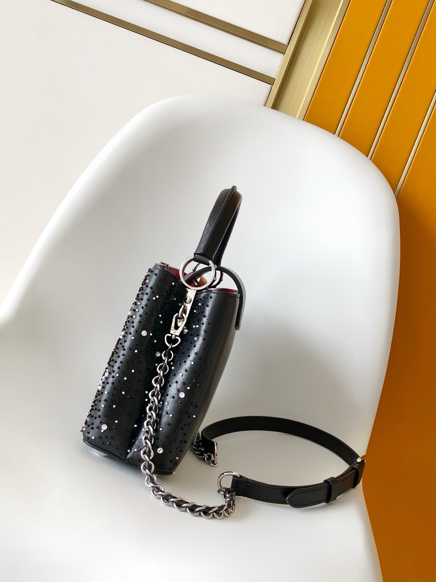Louis Vuitton M12977 黑色 米白 动态163 本款限量版 Capucines 迷你手袋取材牛皮革