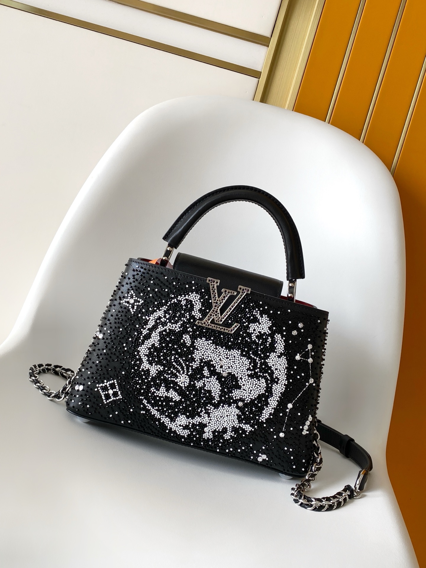 Louis Vuitton M12977 黑色 米白 动态163 本款限量版 Capucines 迷你手袋取材牛皮革