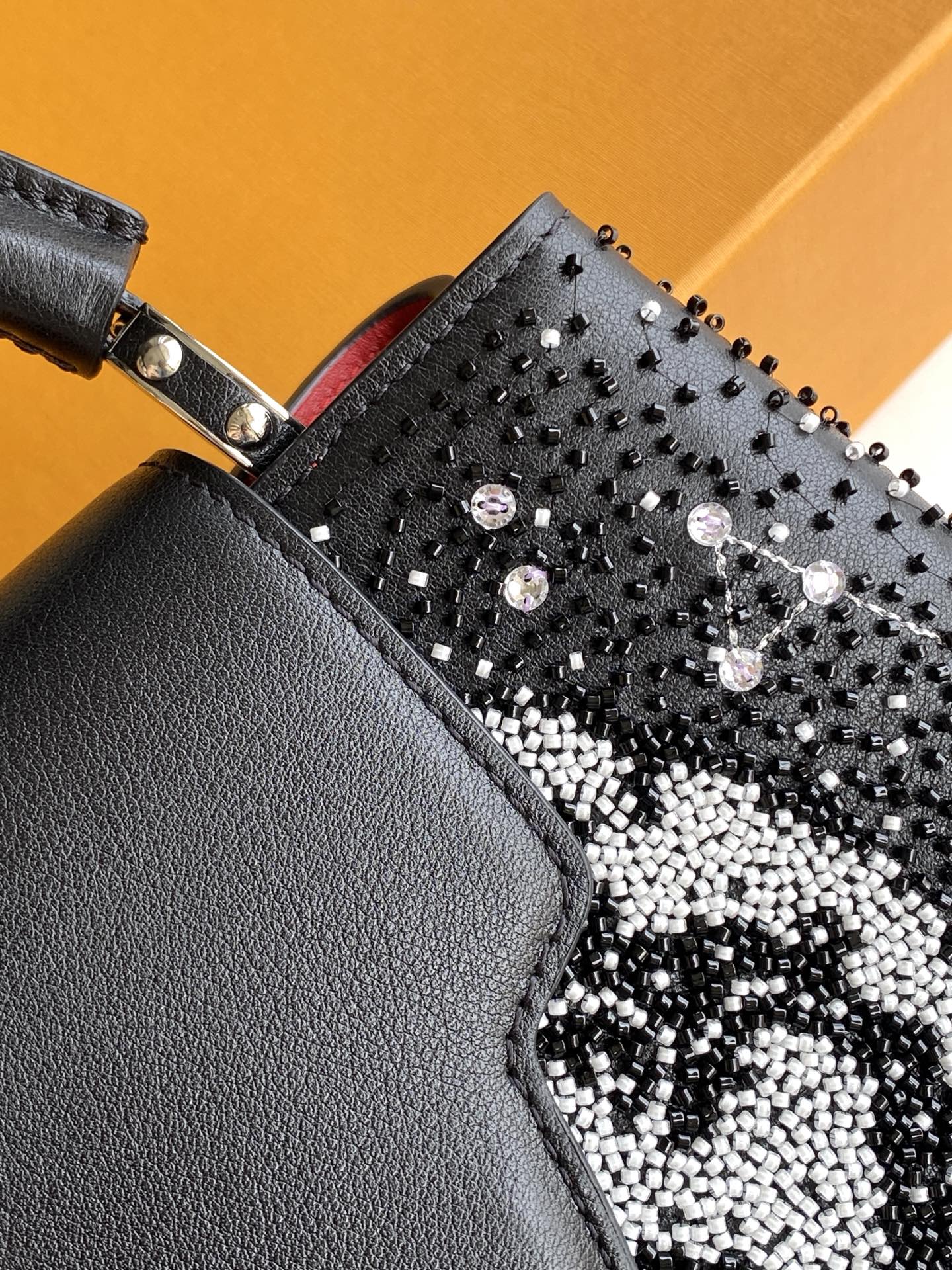 Louis Vuitton M12977 黑色 米白 动态163 本款限量版 Capucines 迷你手袋取材牛皮革