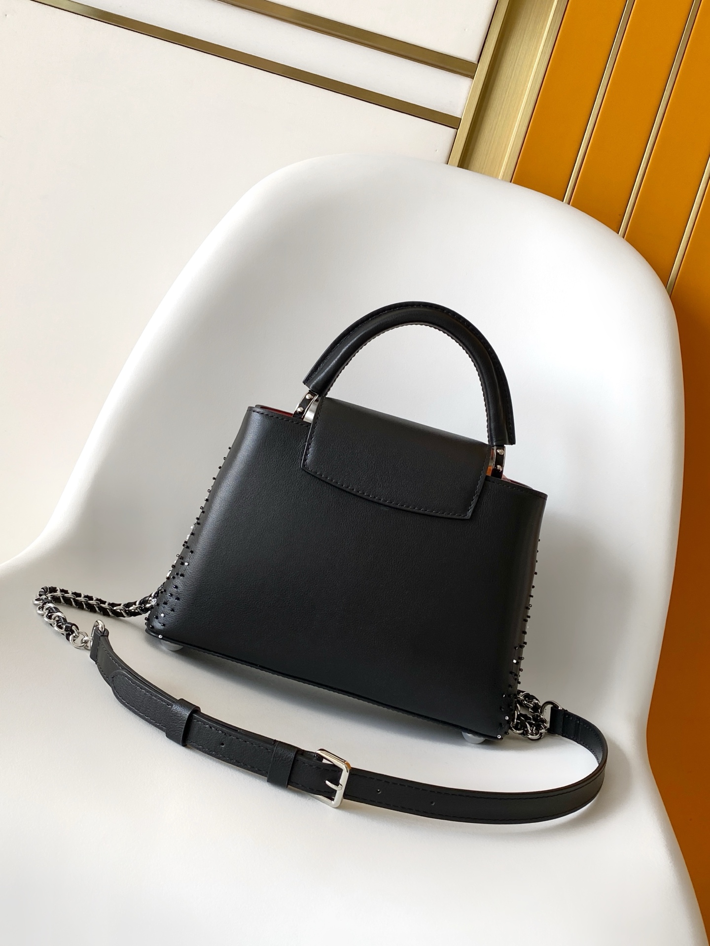Louis Vuitton M12977 黑色 米白 动态163 本款限量版 Capucines 迷你手袋取材牛皮革