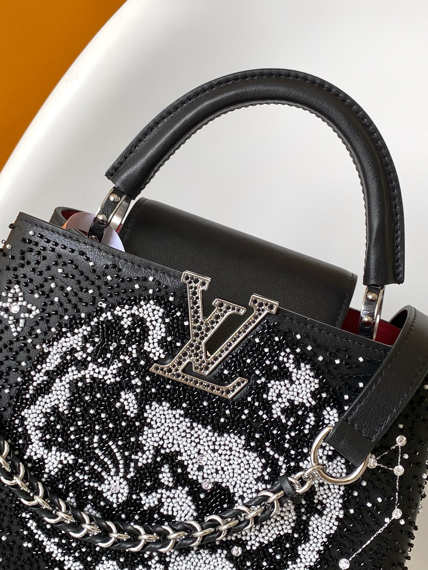 Louis Vuitton M12977 黑色 米白 动态163 本款限量版 Capucines 迷你手袋取材牛皮革