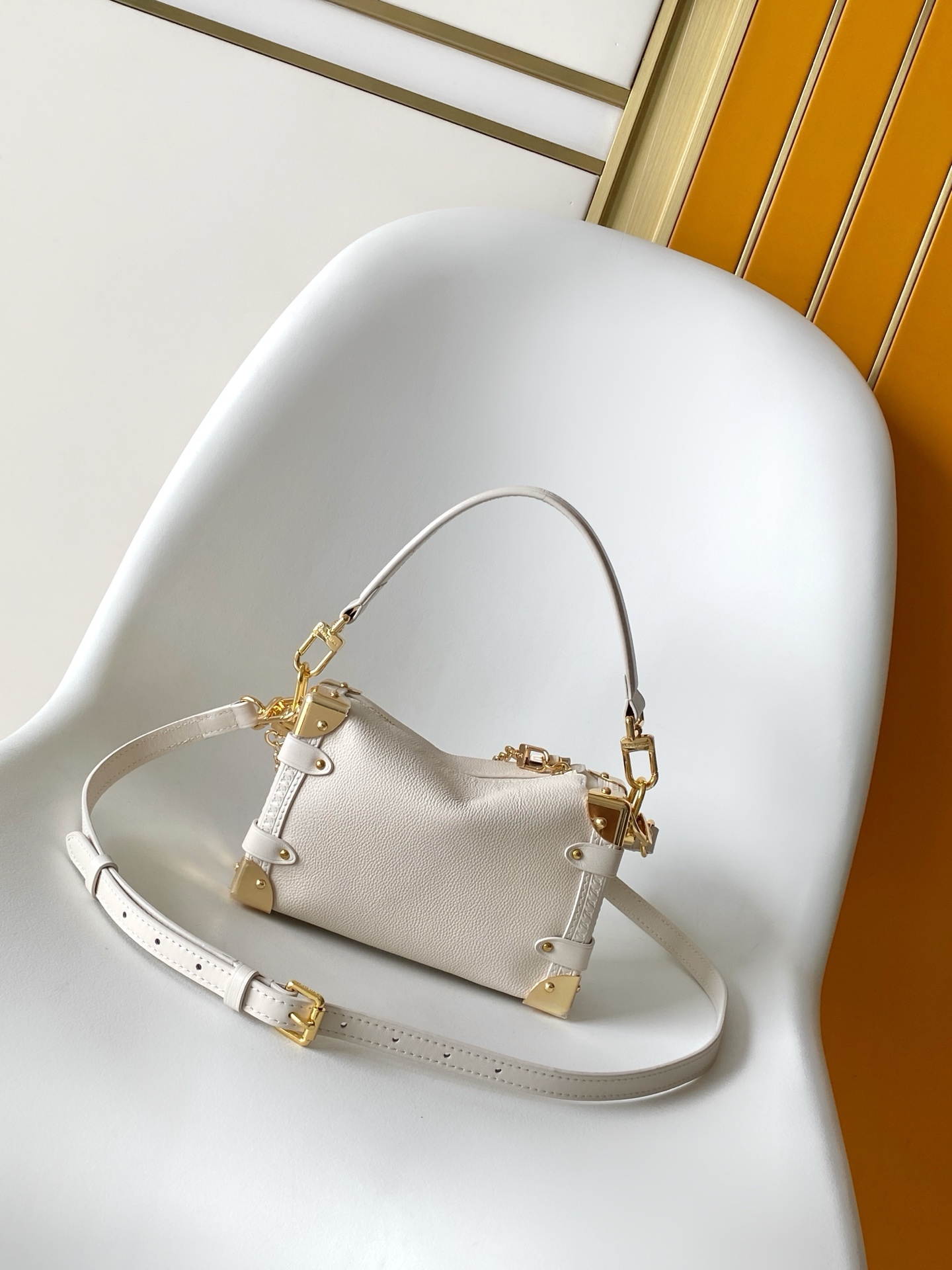 Louis Vuitton M27438米白 M28333红色 M27449浅绿 动态163 本款 Side Trunk 小号手袋出自 LV Confetti 系列