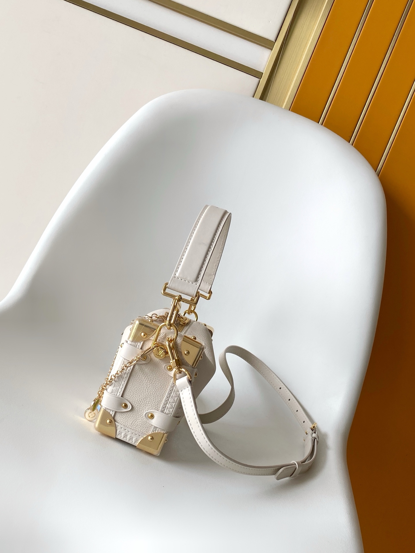 Louis Vuitton M27438米白 M28333红色 M27449浅绿 动态163 本款 Side Trunk 小号手袋出自 LV Confetti 系列