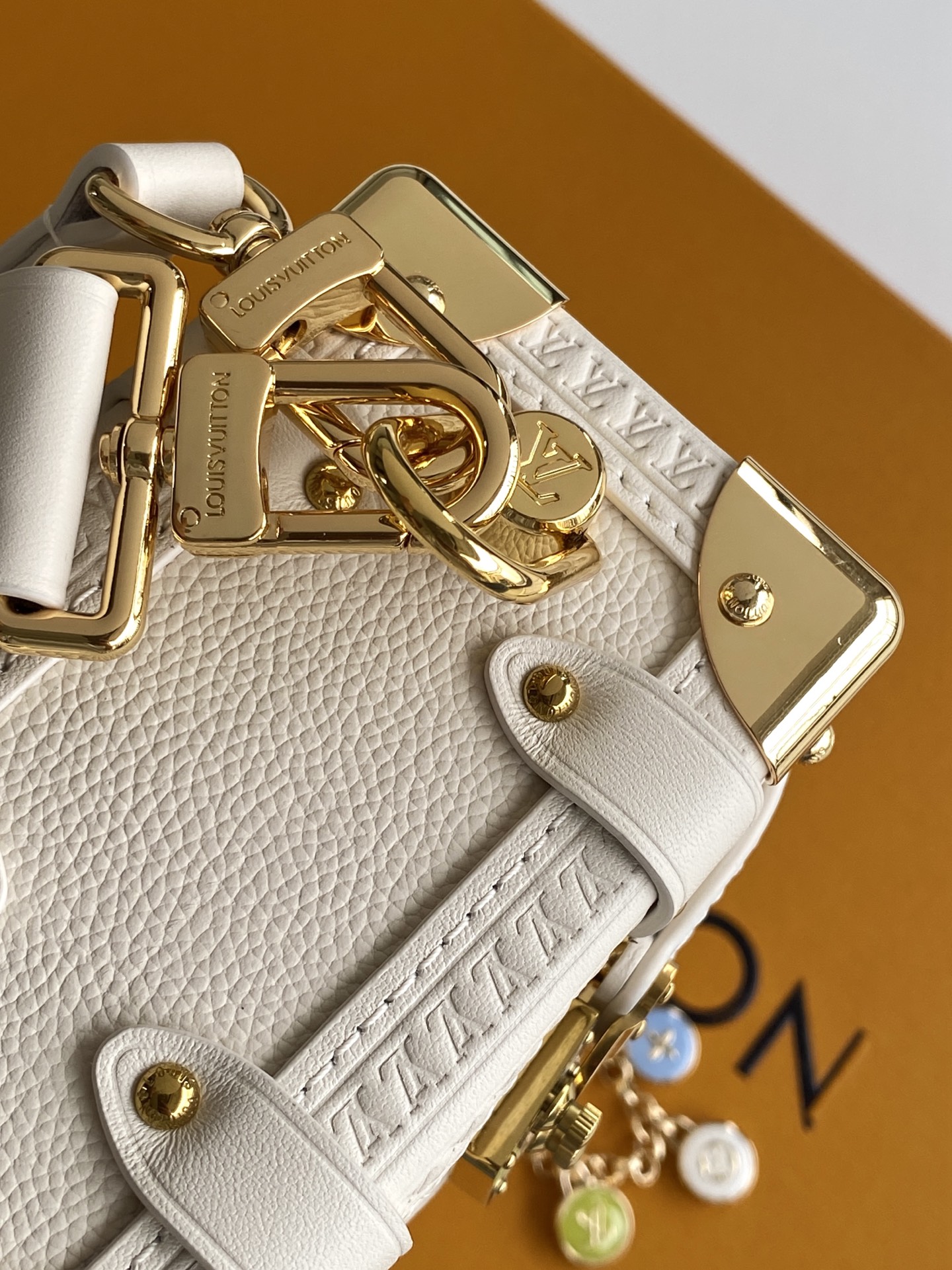 Louis Vuitton M27438米白 M28333红色 M27449浅绿 动态163 本款 Side Trunk 小号手袋出自 LV Confetti 系列