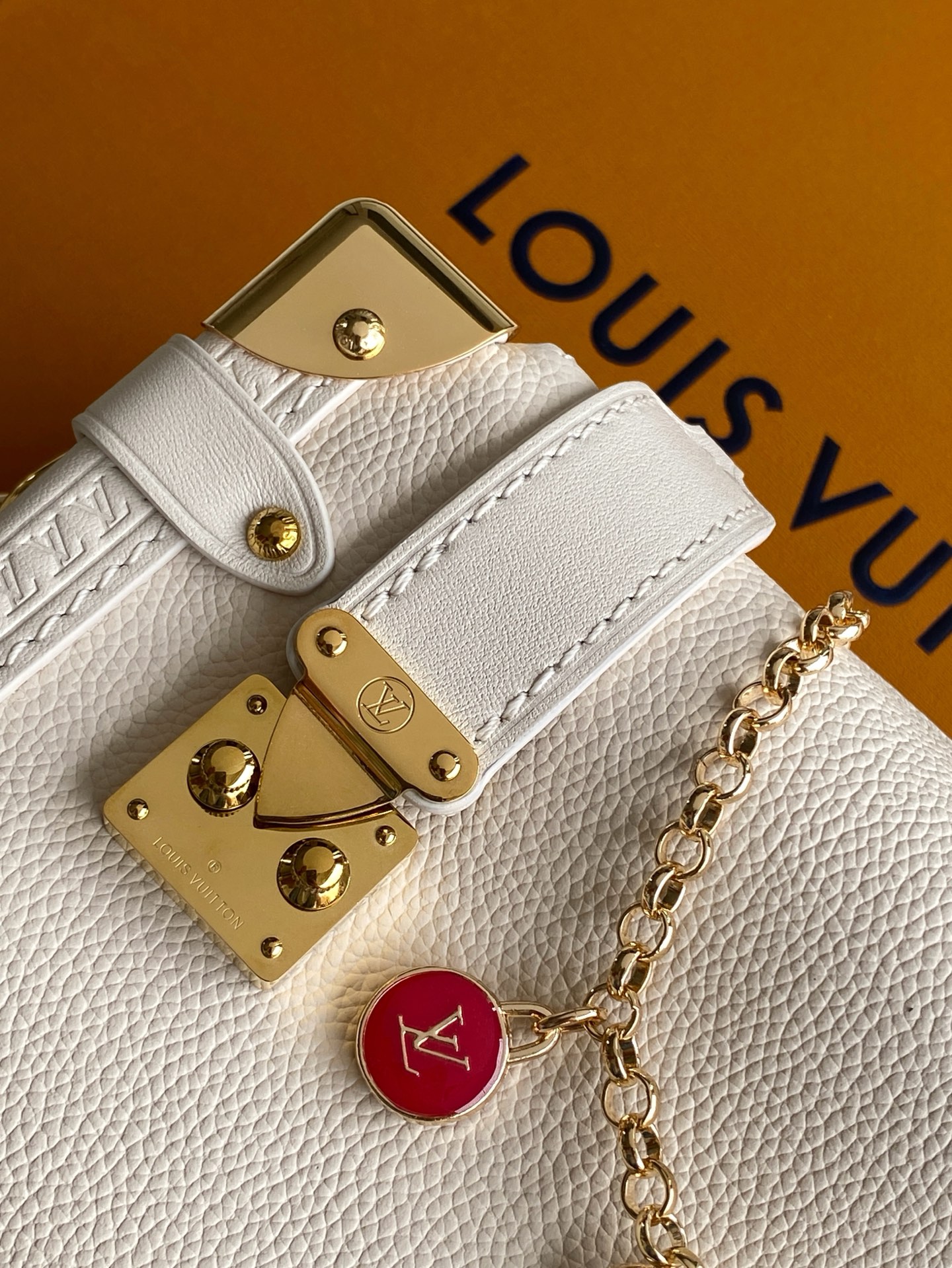 Louis Vuitton M27438米白 M28333红色 M27449浅绿 动态163 本款 Side Trunk 小号手袋出自 LV Confetti 系列