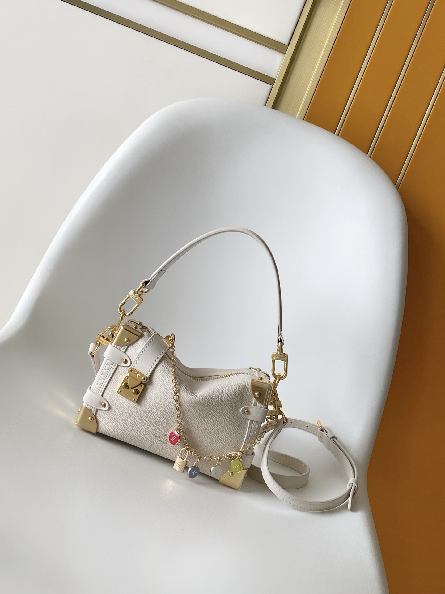 Louis Vuitton M27438米白 M28333红色 M27449浅绿 动态163 本款 Side Trunk 小号手袋出自 LV Confetti 系列
