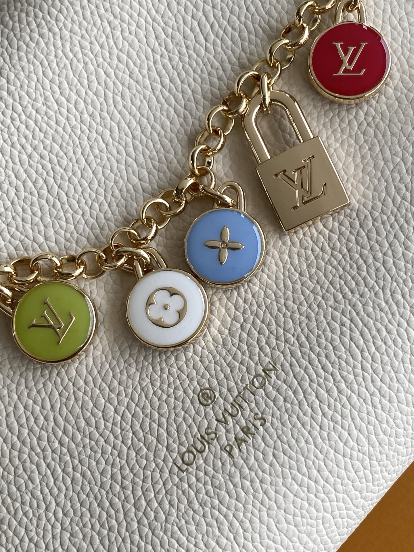 Louis Vuitton M27438米白 M28333红色 M27449浅绿 动态163 本款 Side Trunk 小号手袋出自 LV Confetti 系列