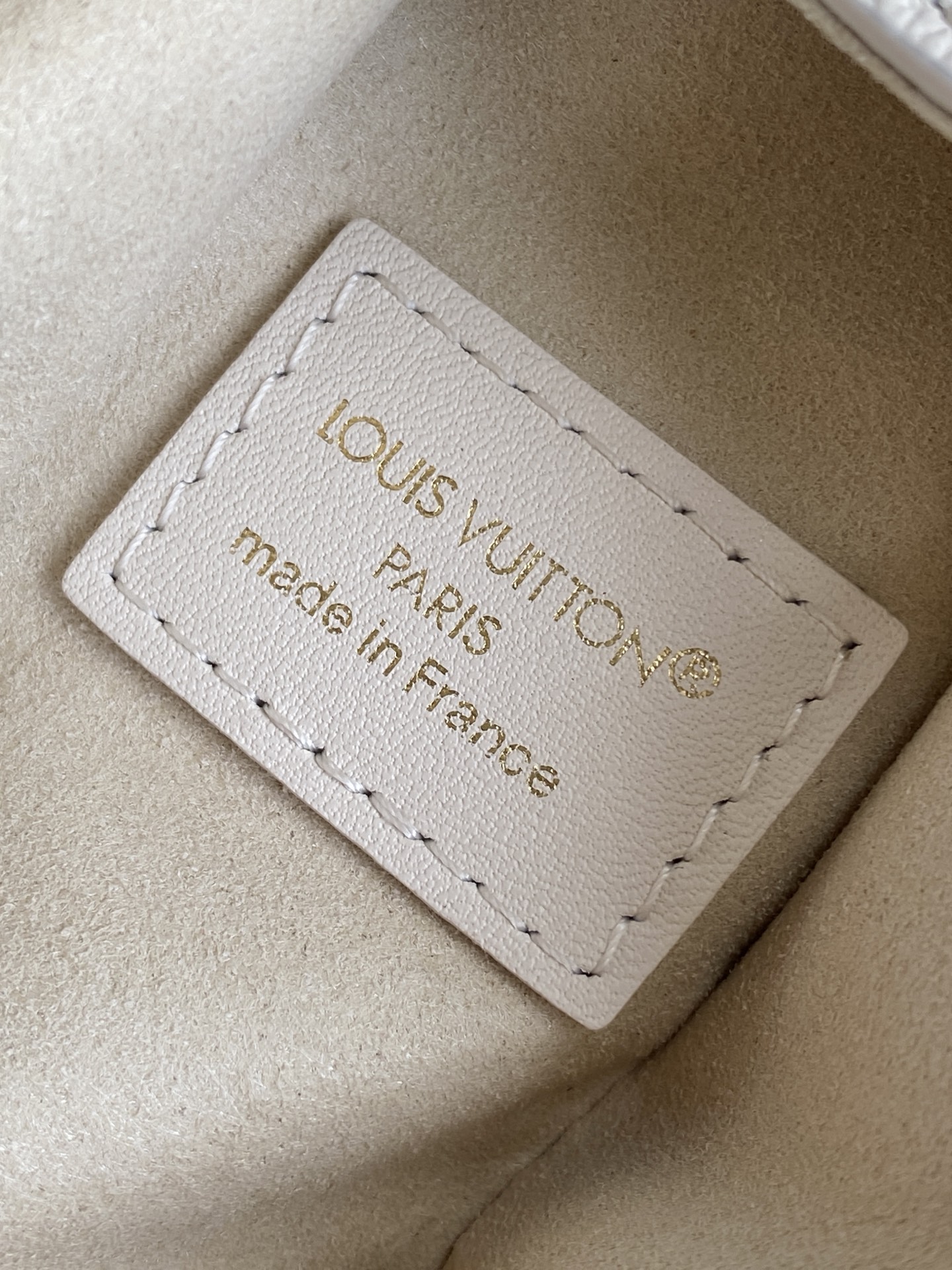 Louis Vuitton M27438米白 M28333红色 M27449浅绿 动态163 本款 Side Trunk 小号手袋出自 LV Confetti 系列