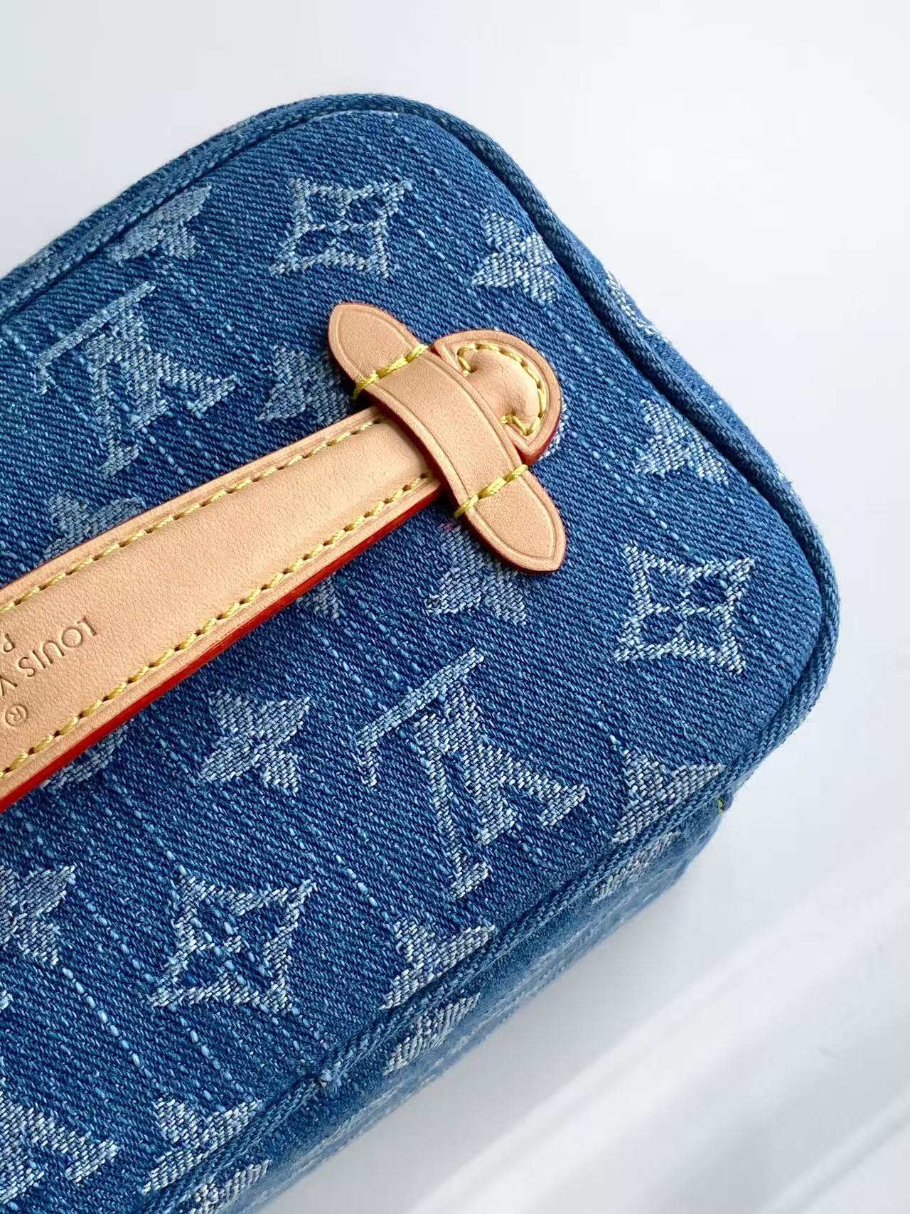 Louis Vuitton 新款【NICE 迷你化妆包手袋】M27946 蓝色丹宁牛仔