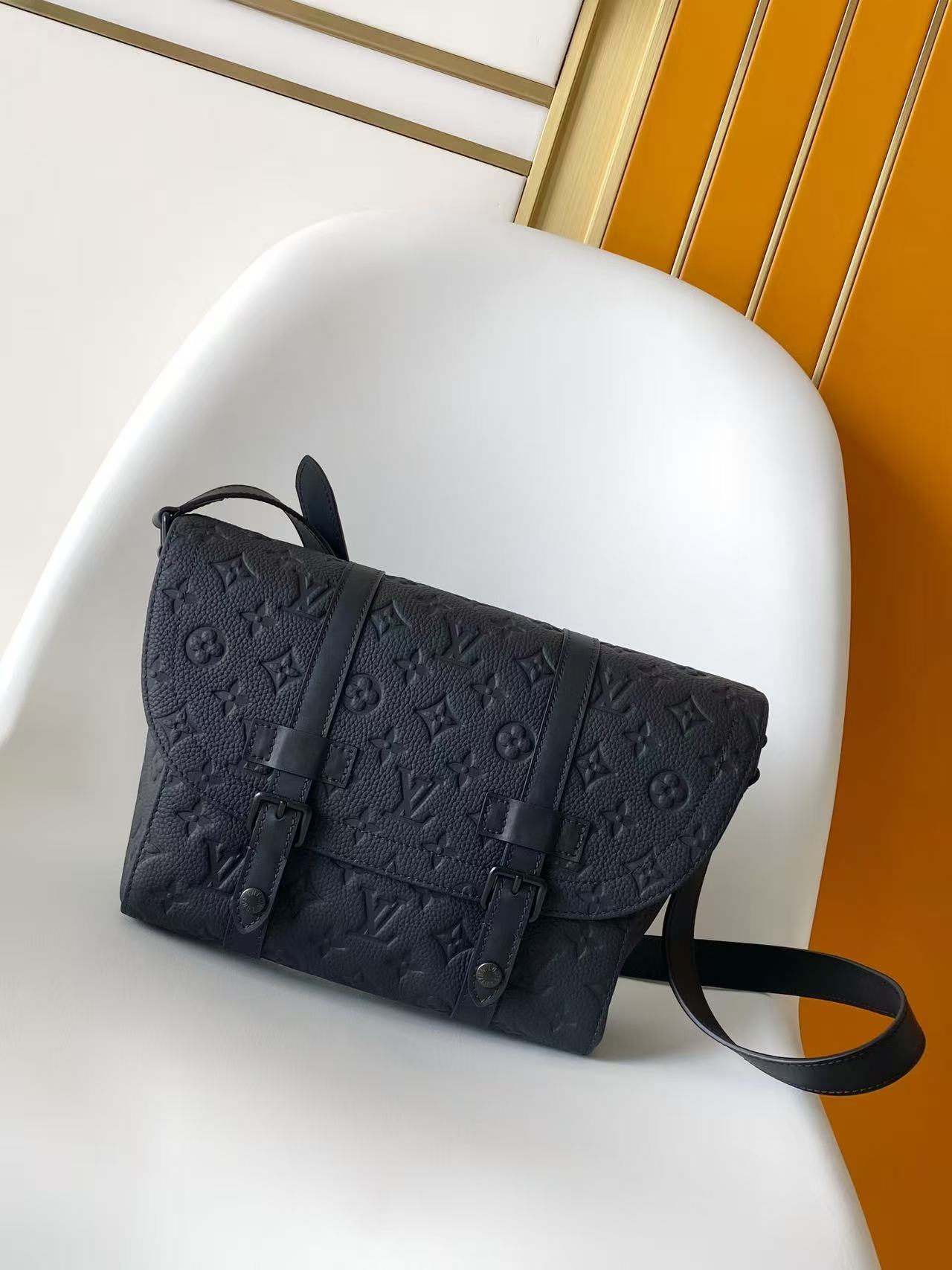 PM28324 】本款 Christopher 邮差包为 Monogram 粒面 Taurillon 牛