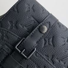 PM28324 】本款 Christopher 邮差包为 Monogram 粒面 Taurillon 牛 PM28324 】本款 Christopher 邮差包为 Monogram 粒面 Taurillon 牛