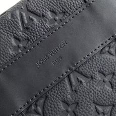 PM28324 】本款 Christopher 邮差包为 Monogram 粒面 Taurillon 牛 PM28324 】本款 Christopher 邮差包为 Monogram 粒面 Taurillon 牛