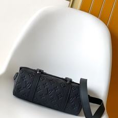 PM28324 】本款 Christopher 邮差包为 Monogram 粒面 Taurillon 牛 PM28324 】本款 Christopher 邮差包为 Monogram 粒面 Taurillon 牛