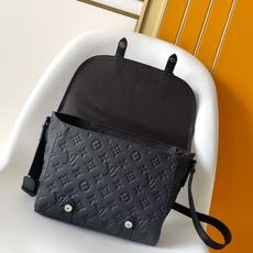 PM28324 】本款 Christopher 邮差包为 Monogram 粒面 Taurillon 牛 PM28324 】本款 Christopher 邮差包为 Monogram 粒面 Taurillon 牛