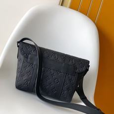 PM28324 】本款 Christopher 邮差包为 Monogram 粒面 Taurillon 牛 PM28324 】本款 Christopher 邮差包为 Monogram 粒面 Taurillon 牛