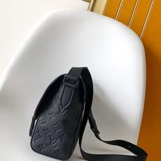 PM28324 】本款 Christopher 邮差包为 Monogram 粒面 Taurillon 牛 PM28324 】本款 Christopher 邮差包为 Monogram 粒面 Taurillon 牛