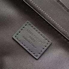 PM28324 】本款 Christopher 邮差包为 Monogram 粒面 Taurillon 牛 PM28324 】本款 Christopher 邮差包为 Monogram 粒面 Taurillon 牛