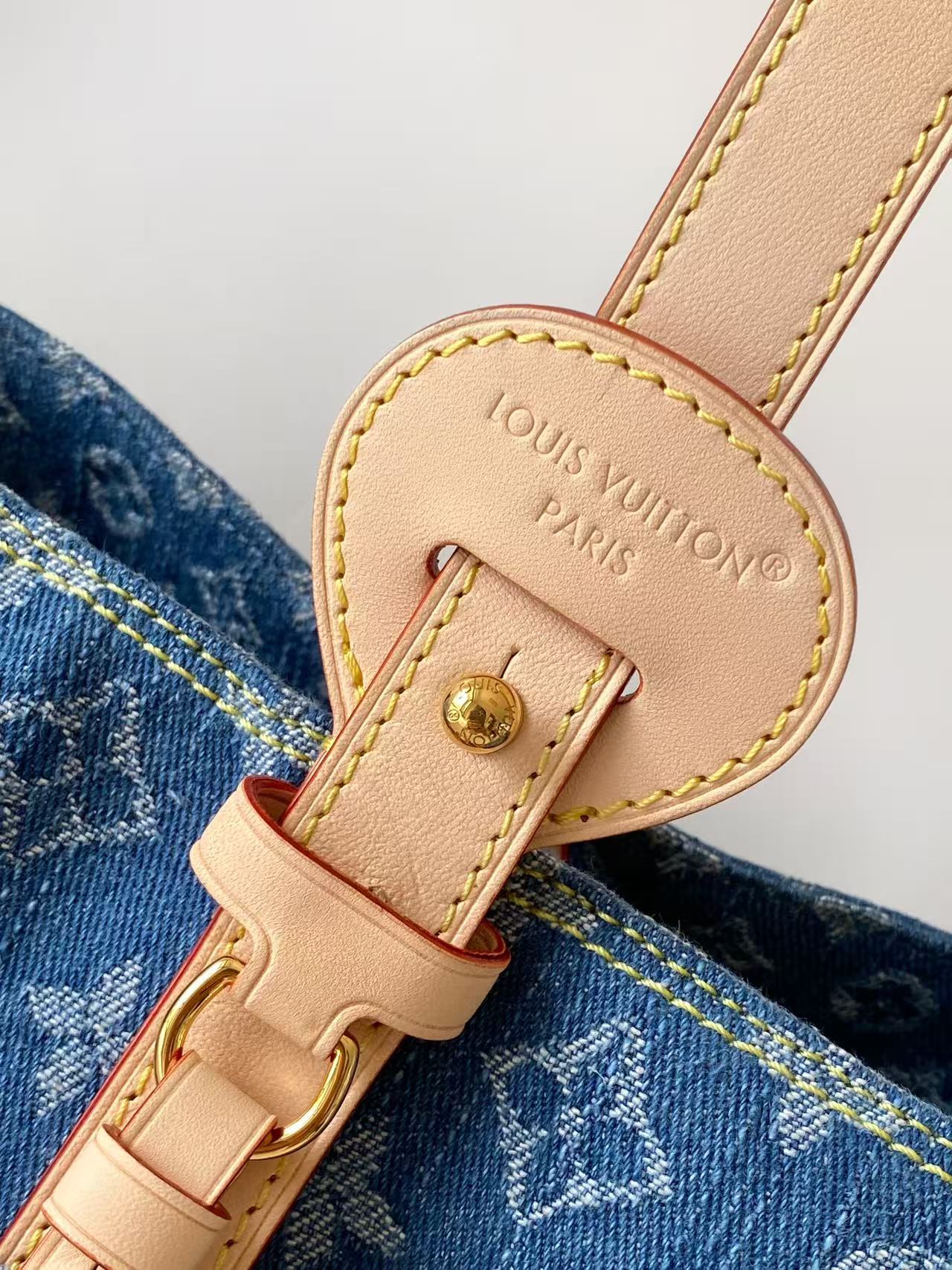 Louis Vuitton 本款 Denim Rendez-Vous 系列 All In BB 手袋携明快色调焕新亮相