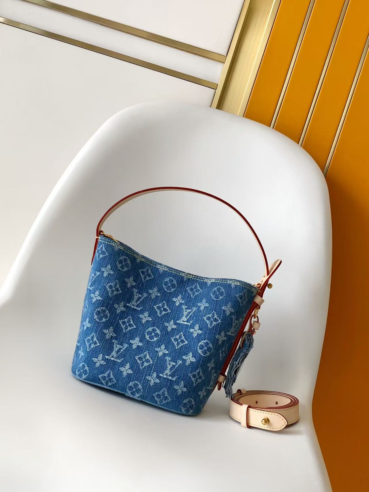 Louis Vuitton 本款 Denim Rendez-Vous 系列 All In BB 手袋携明快色调焕新亮相