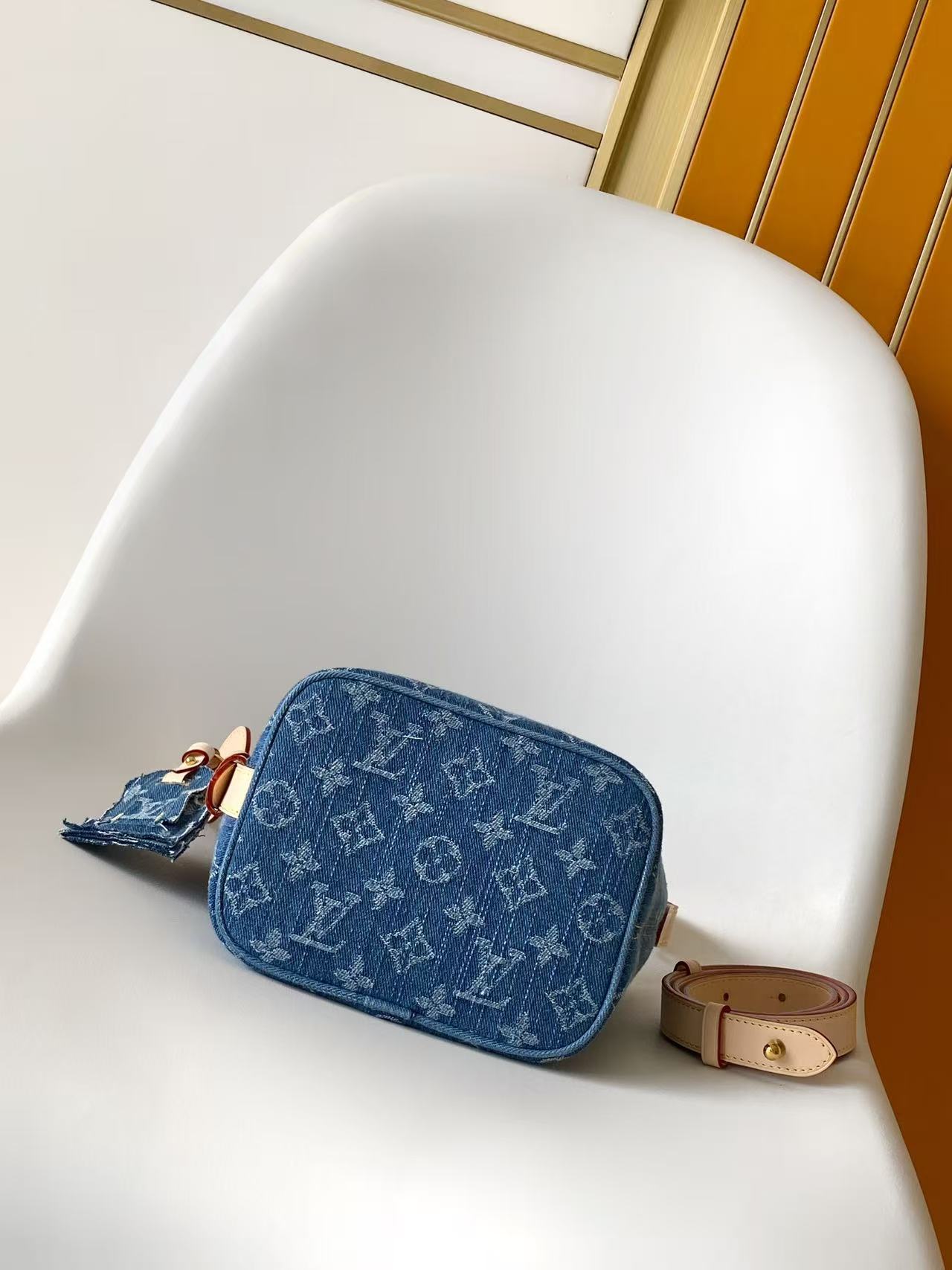 Louis Vuitton 本款 Denim Rendez-Vous 系列 All In BB 手袋携明快色调焕新亮相