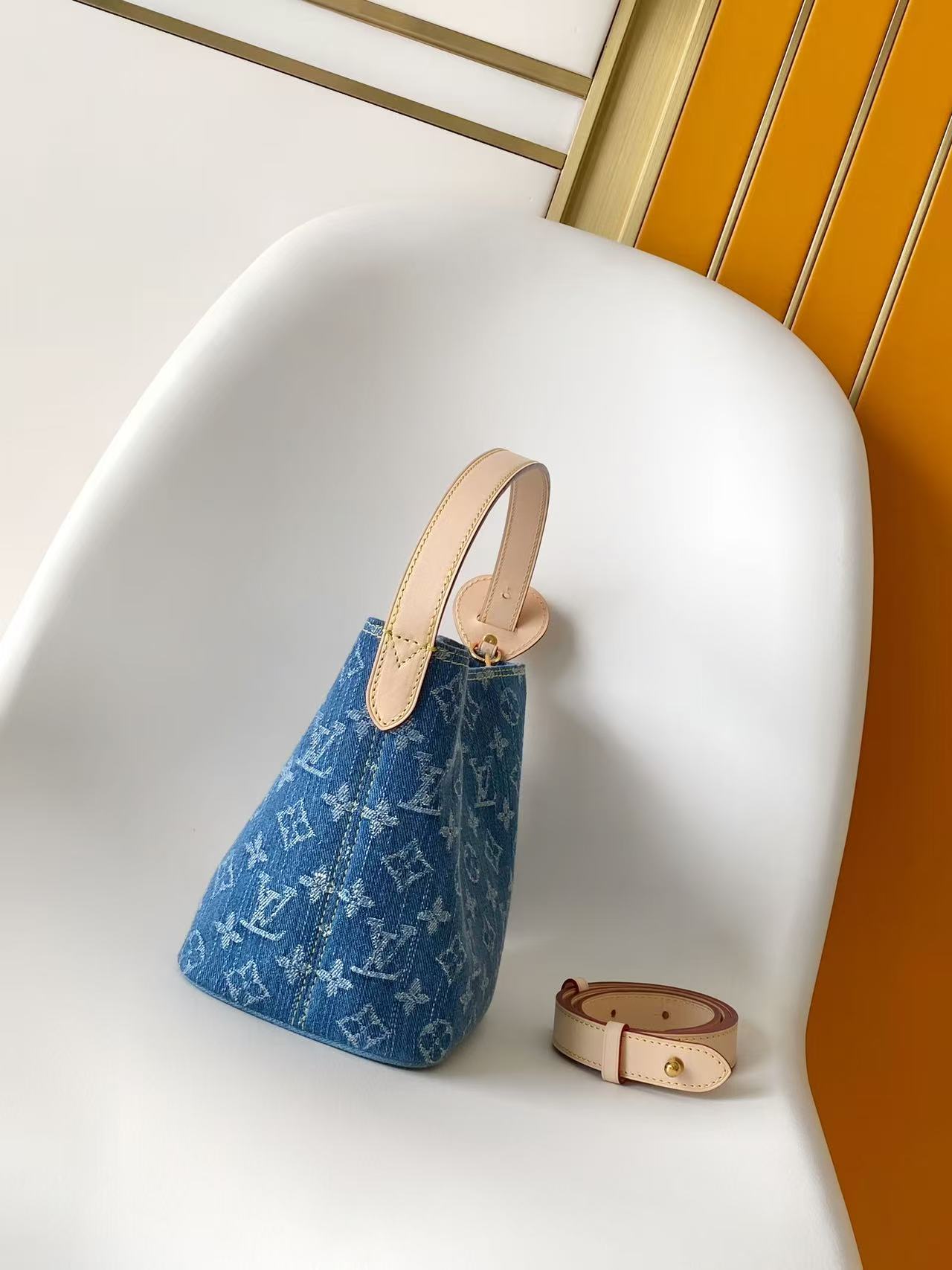 Louis Vuitton 本款 Denim Rendez-Vous 系列 All In BB 手袋携明快色调焕新亮相