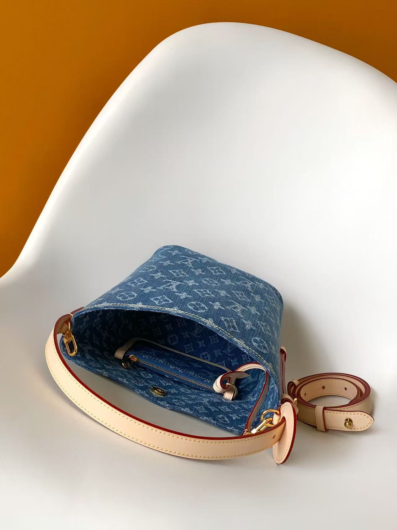 Louis Vuitton 本款 Denim Rendez-Vous 系列 All In BB 手袋携明快色调焕新亮相