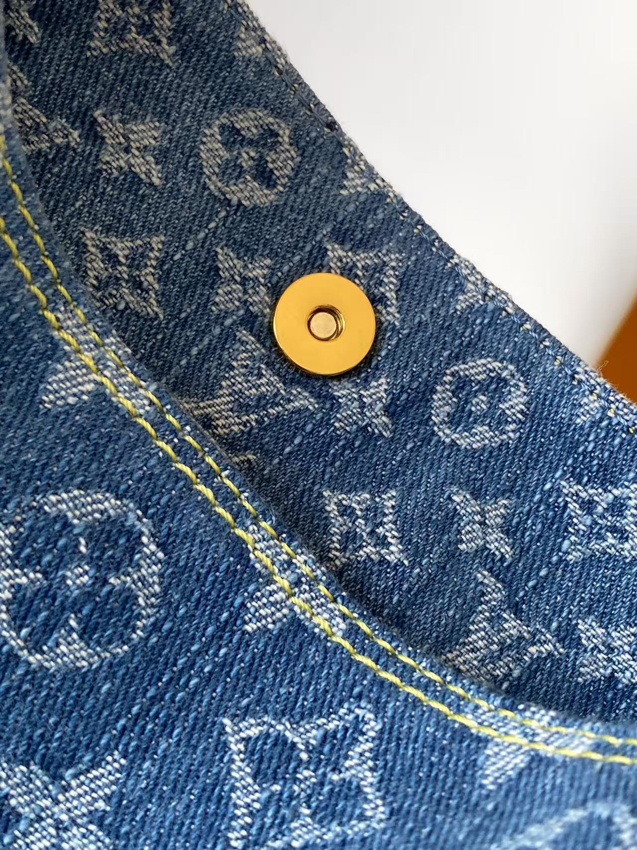Louis Vuitton 本款 Denim Rendez-Vous 系列 All In BB 手袋携明快色调焕新亮相