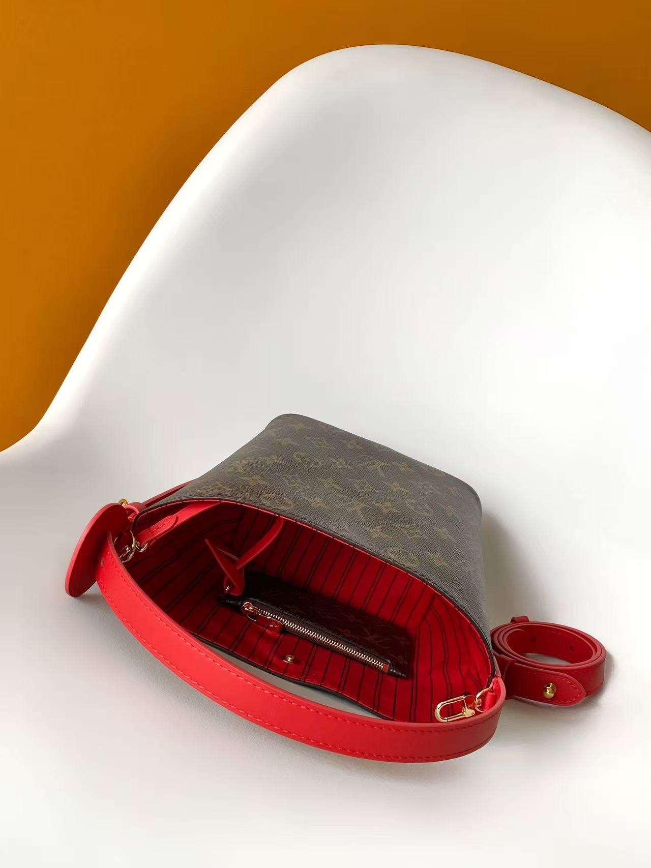 Louis Vuitton M28317 163动态芯片 本款 All In BB 手袋出自 Lunar New Year 系列