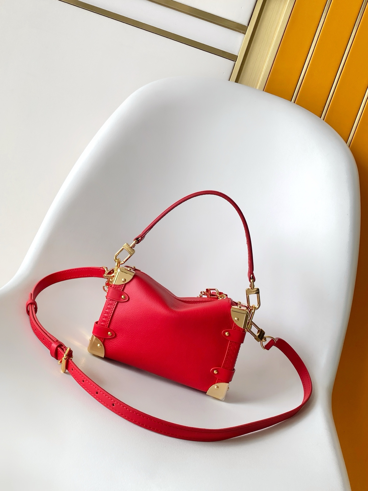Louis Vuitton M27438米白 M28333红色 M27449浅绿 动态163 本款 Side Trunk 小号手袋出自 LV Confetti 系列