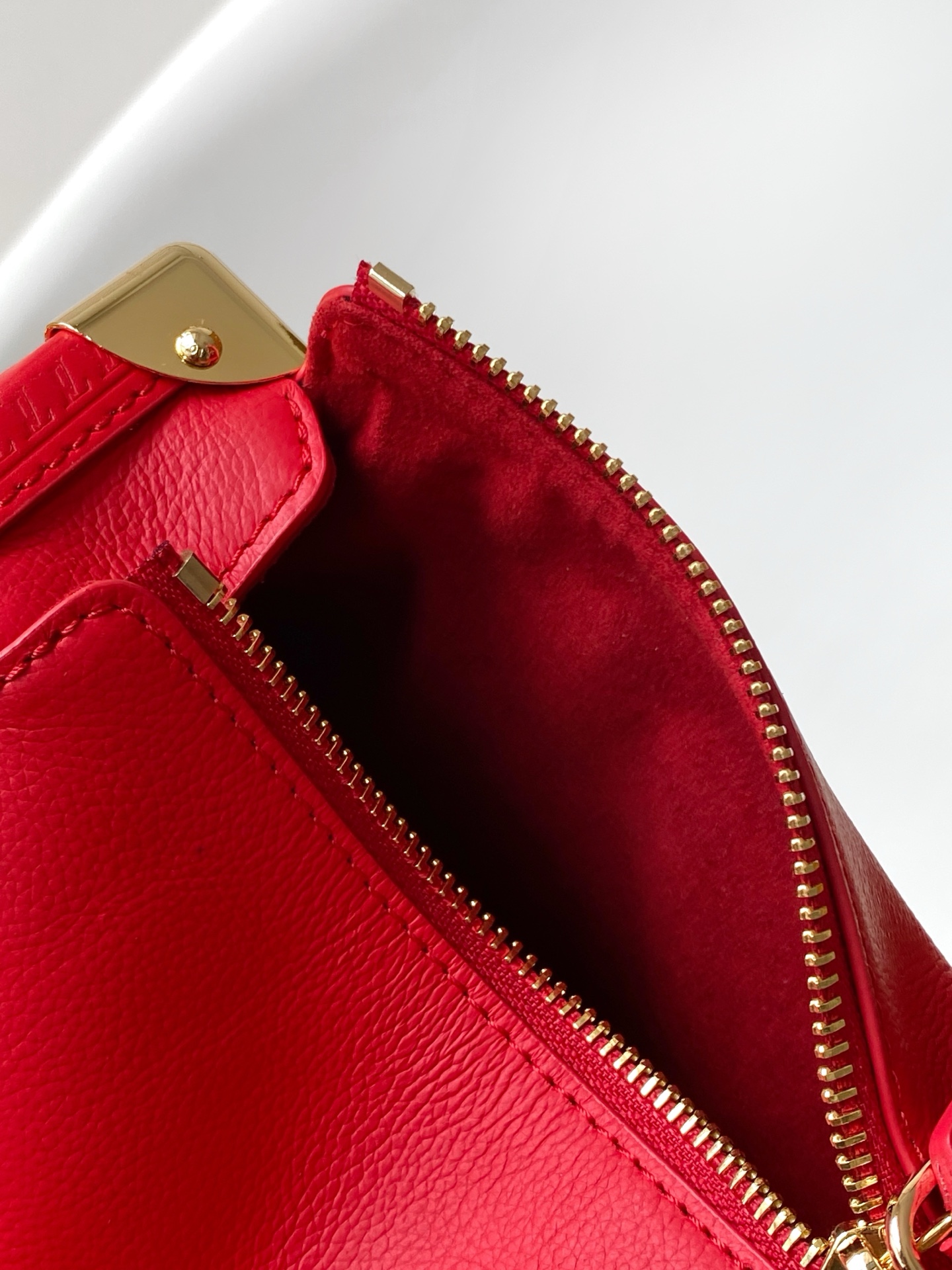 Louis Vuitton M27438米白 M28333红色 M27449浅绿 动态163 本款 Side Trunk 小号手袋出自 LV Confetti 系列