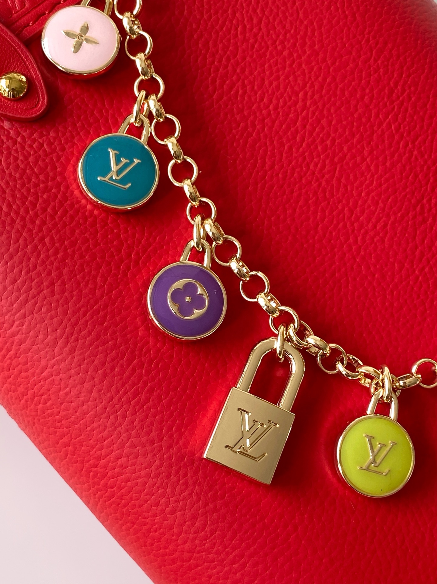 Louis Vuitton M27438米白 M28333红色 M27449浅绿 动态163 本款 Side Trunk 小号手袋出自 LV Confetti 系列