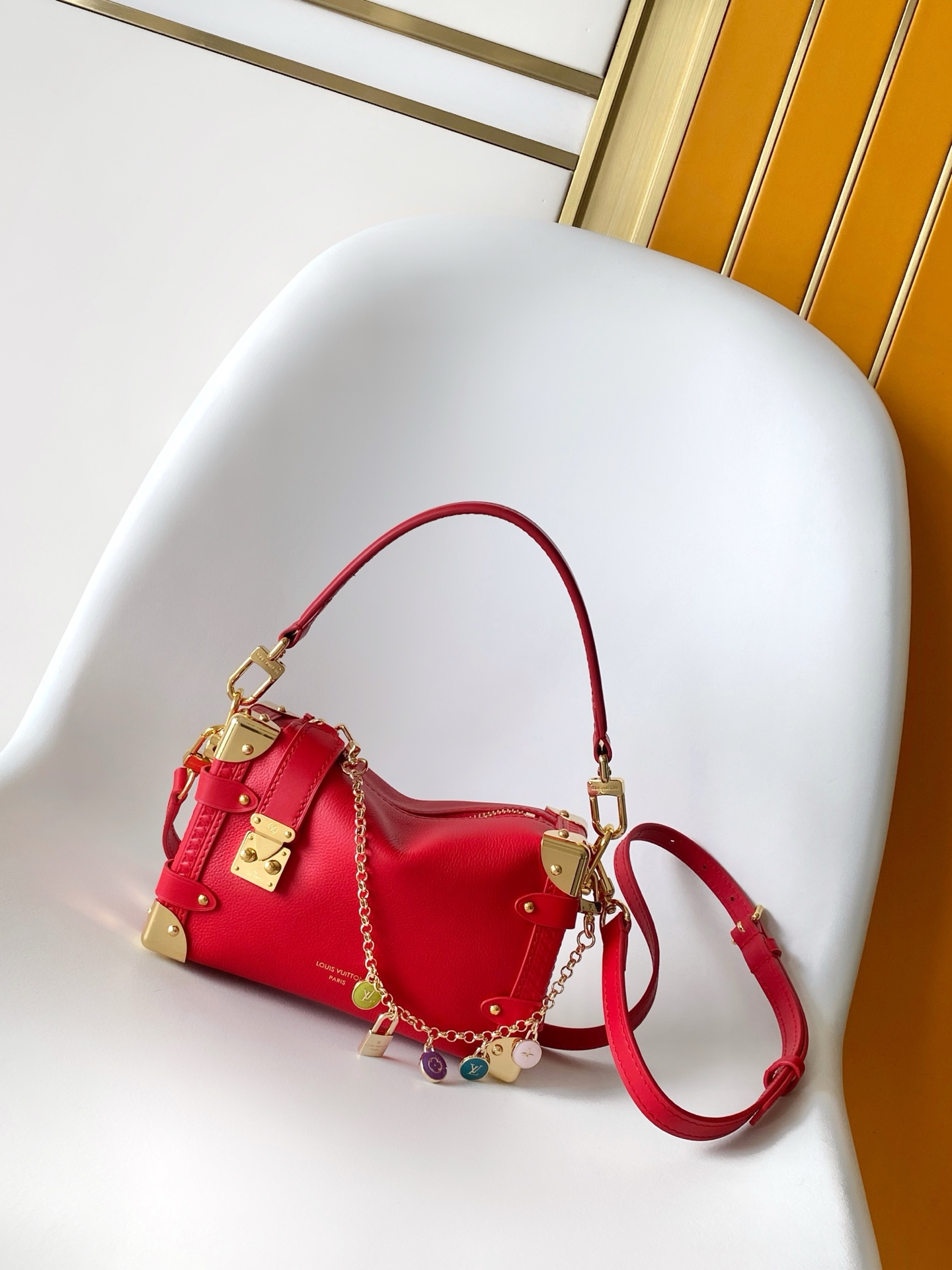 Louis Vuitton M27438米白 M28333红色 M27449浅绿 动态163 本款 Side Trunk 小号手袋出自 LV Confetti 系列
