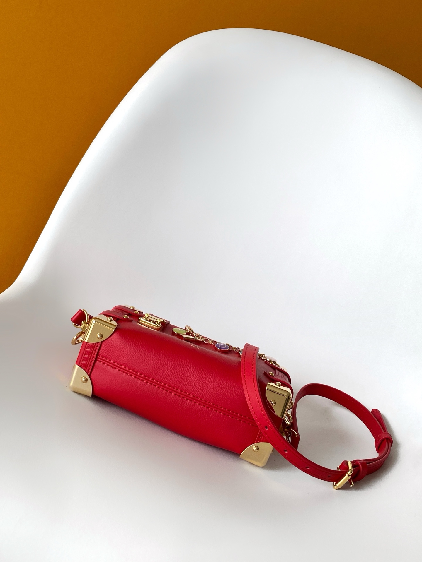 Louis Vuitton M27438米白 M28333红色 M27449浅绿 动态163 本款 Side Trunk 小号手袋出自 LV Confetti 系列