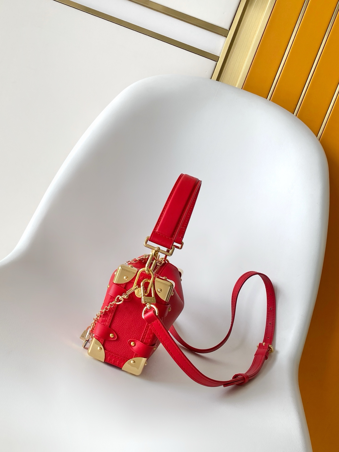 Louis Vuitton M27438米白 M28333红色 M27449浅绿 动态163 本款 Side Trunk 小号手袋出自 LV Confetti 系列