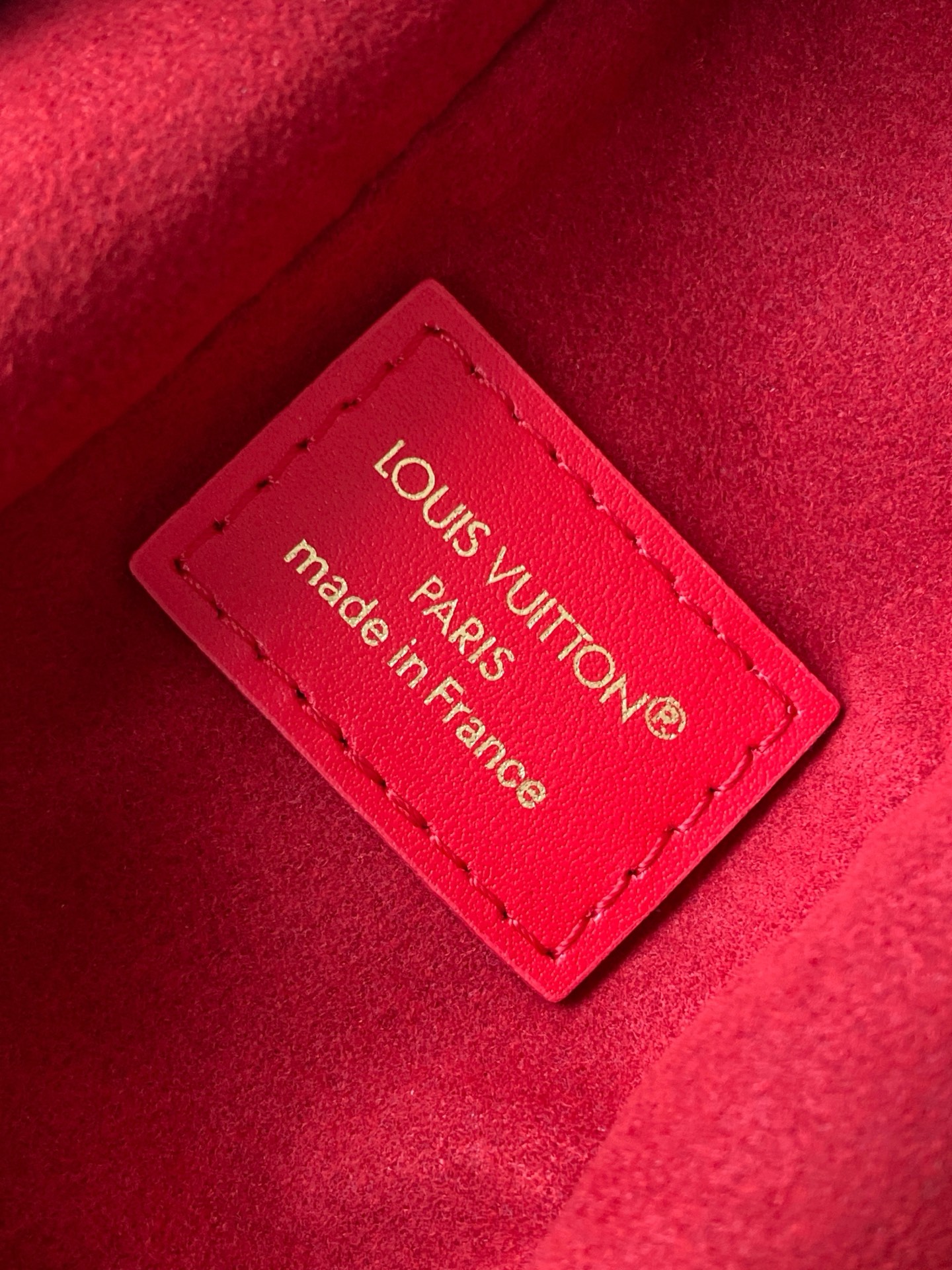 Louis Vuitton M27438米白 M28333红色 M27449浅绿 动态163 本款 Side Trunk 小号手袋出自 LV Confetti 系列