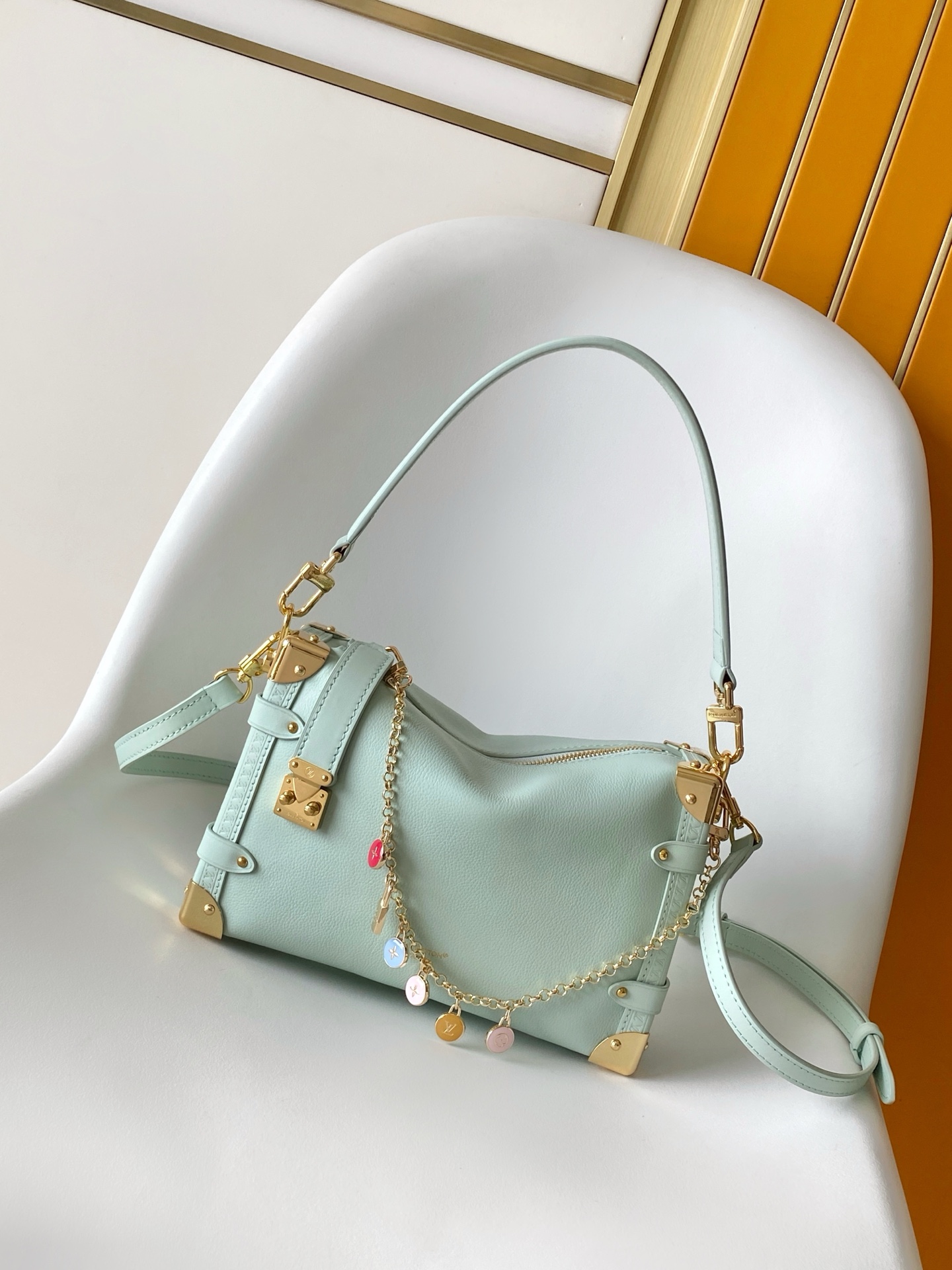 Louis Vuitton M27438米白 M28333红色 M27449浅绿 动态163 本款 Side Trunk 小号手袋出自 LV Confetti 系列