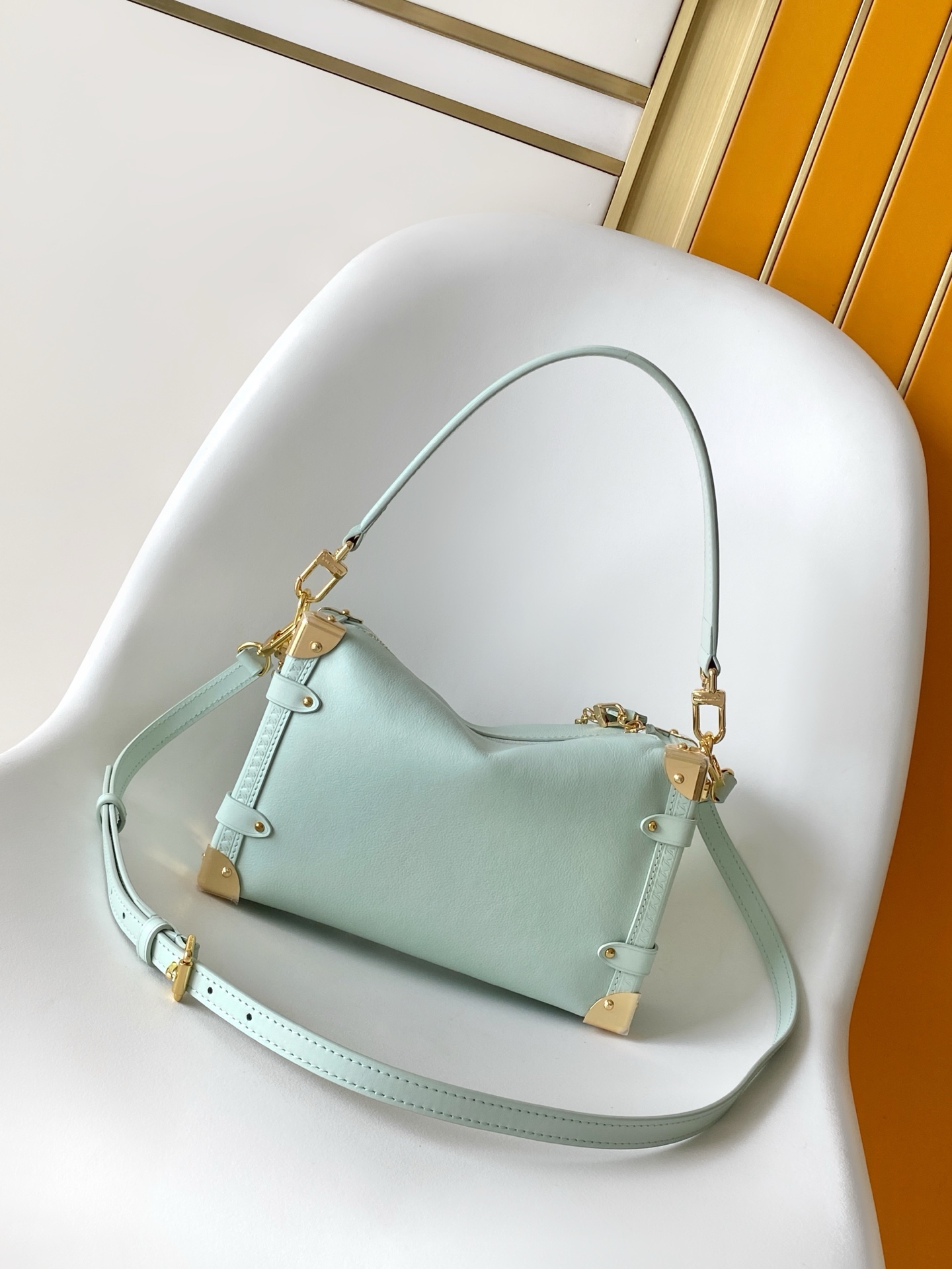 Louis Vuitton M27438米白 M28333红色 M27449浅绿 动态163 本款 Side Trunk 小号手袋出自 LV Confetti 系列