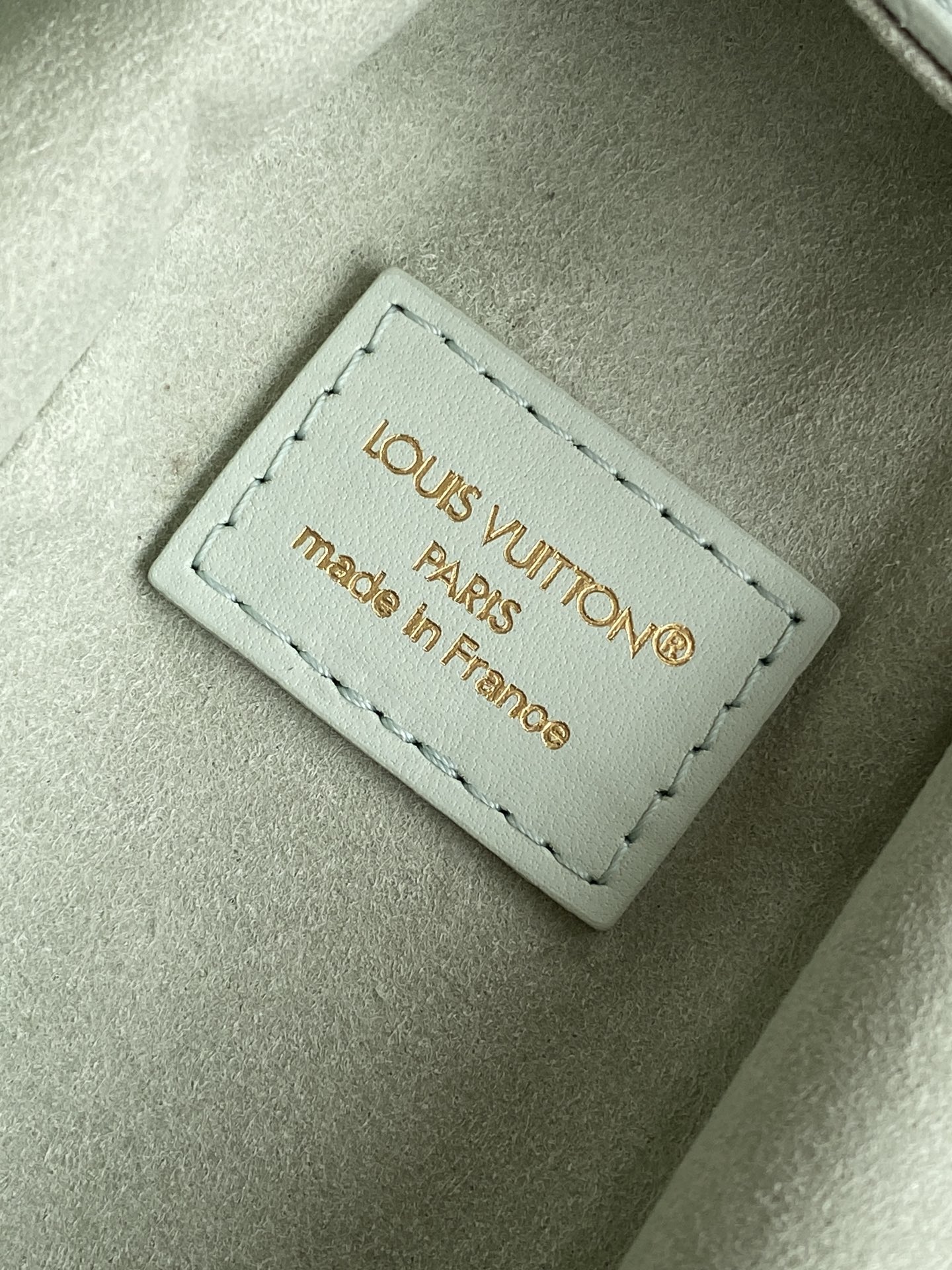 Louis Vuitton M27438米白 M28333红色 M27449浅绿 动态163 本款 Side Trunk 小号手袋出自 LV Confetti 系列