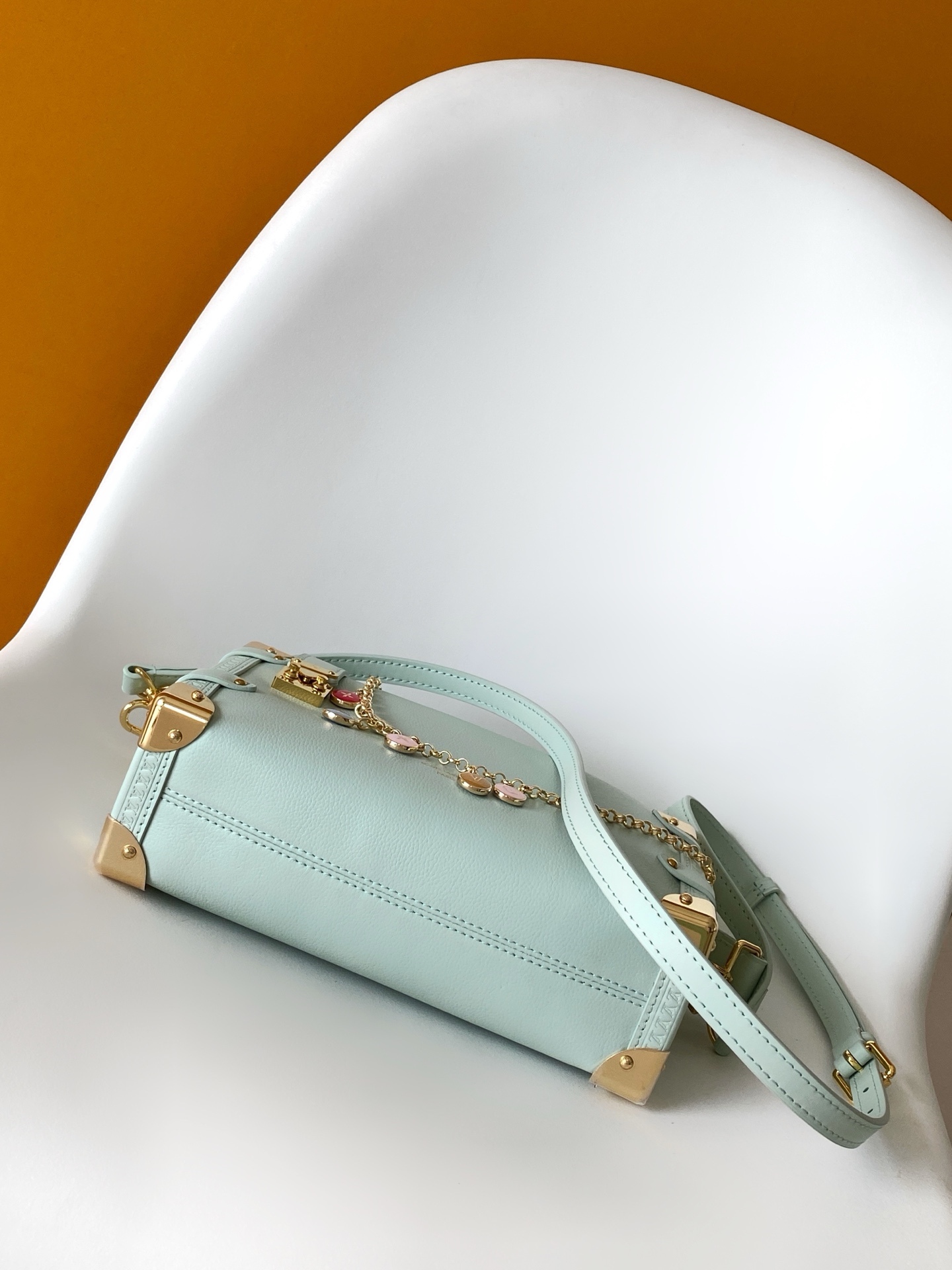 Louis Vuitton M27438米白 M28333红色 M27449浅绿 动态163 本款 Side Trunk 小号手袋出自 LV Confetti 系列