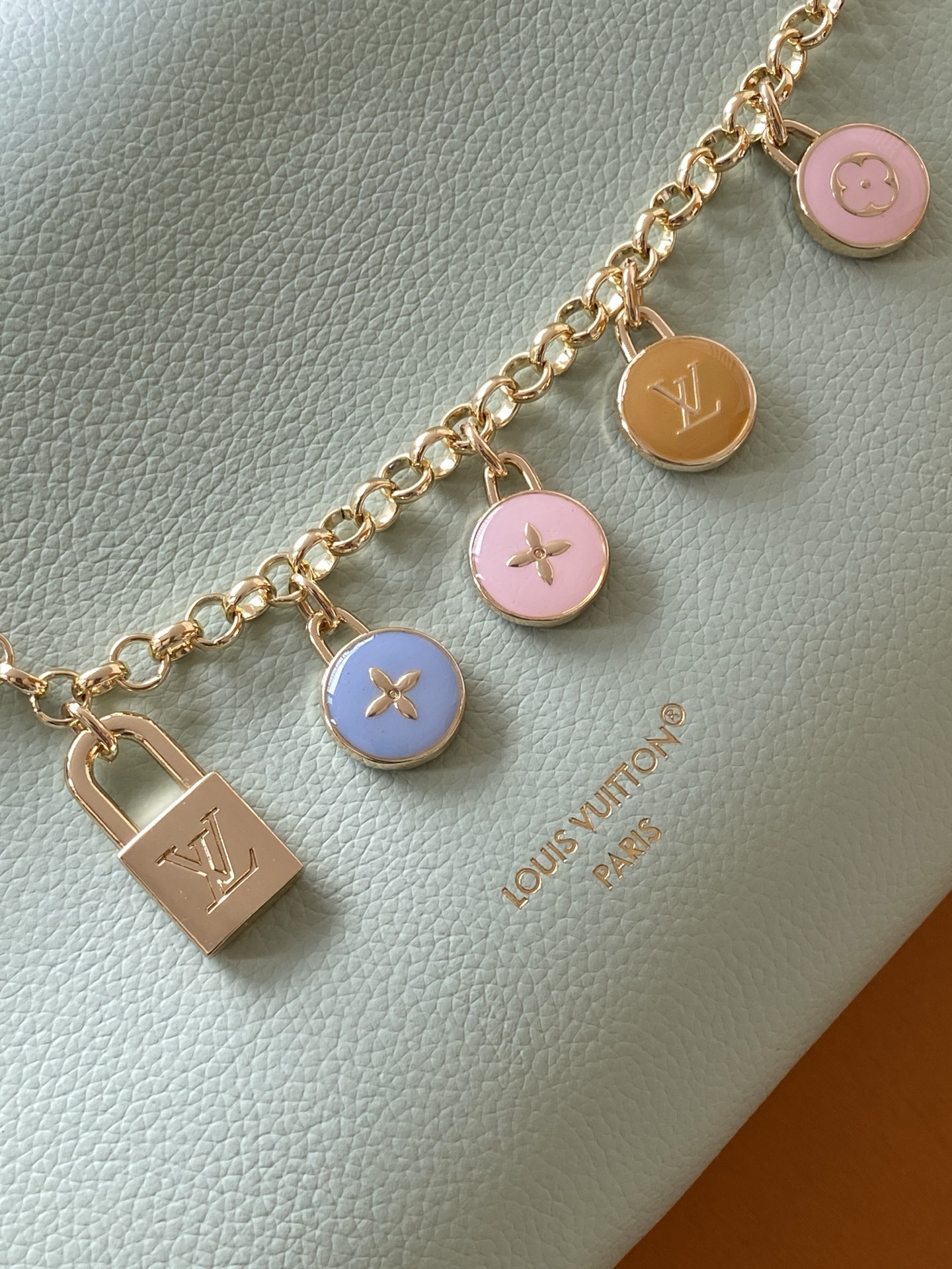 Louis Vuitton M27438米白 M28333红色 M27449浅绿 动态163 本款 Side Trunk 小号手袋出自 LV Confetti 系列