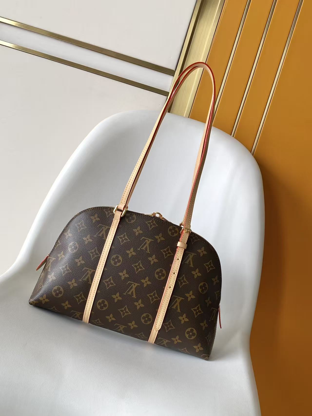 Louis Vuitton M28951 本款 Squire 手袋致敬 1934 年诞生的 Alma 手袋前身