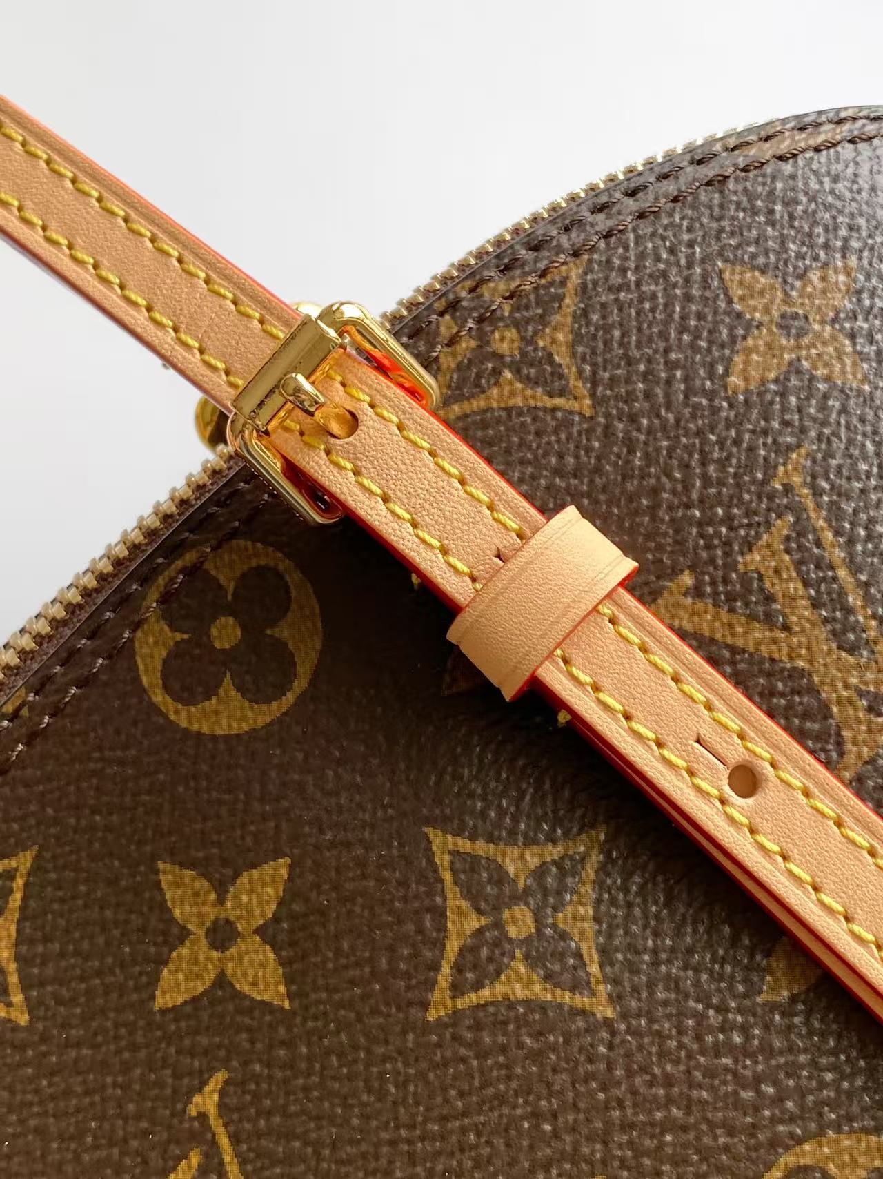Louis Vuitton M28951 本款 Squire 手袋致敬 1934 年诞生的 Alma 手袋前身