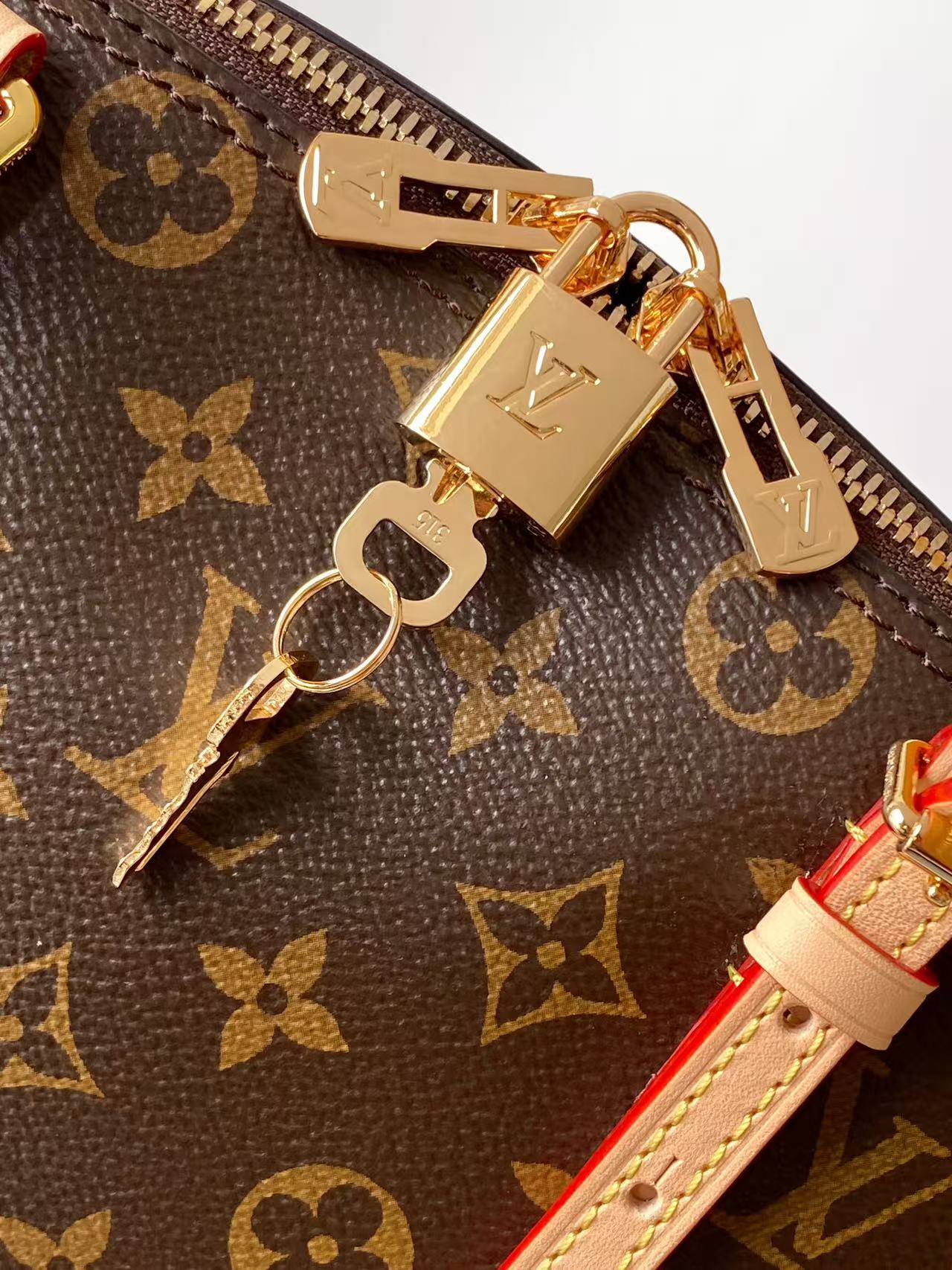 Louis Vuitton M28951 本款 Squire 手袋致敬 1934 年诞生的 Alma 手袋前身