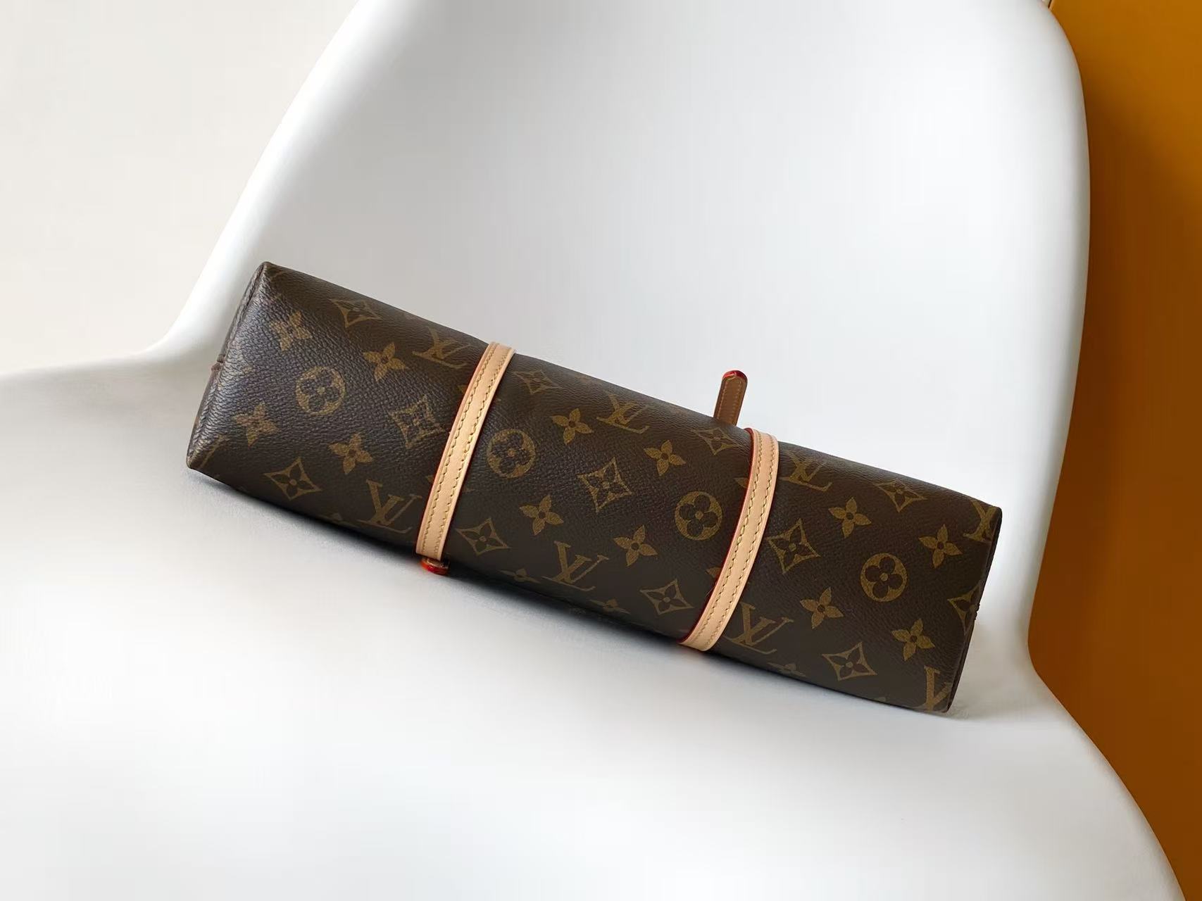 Louis Vuitton M28951 本款 Squire 手袋致敬 1934 年诞生的 Alma 手袋前身