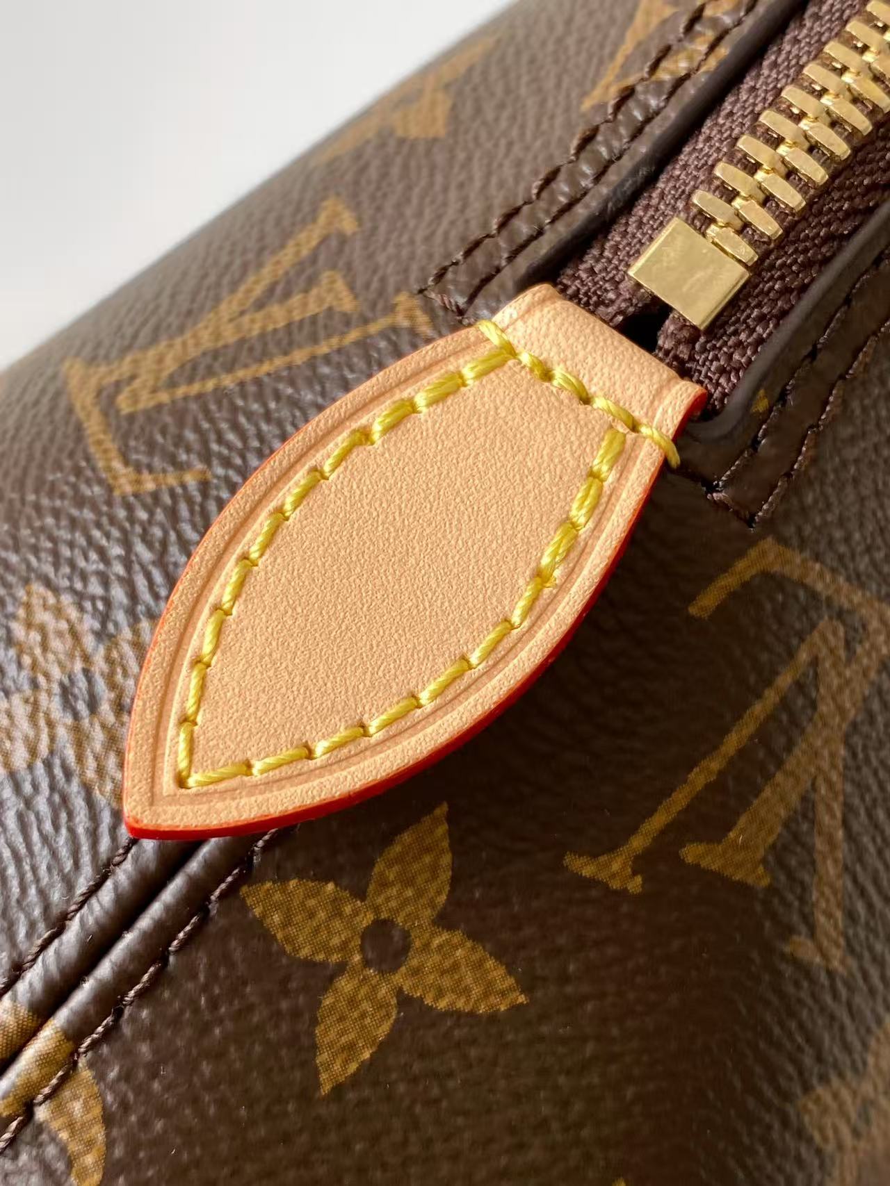 Louis Vuitton M28951 本款 Squire 手袋致敬 1934 年诞生的 Alma 手袋前身